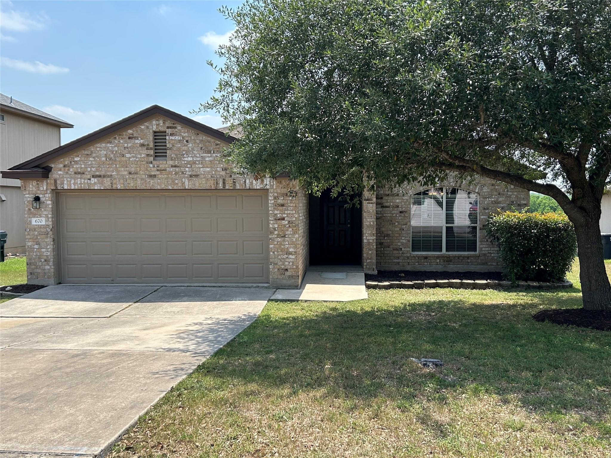 670 Covent Dr Property Photo