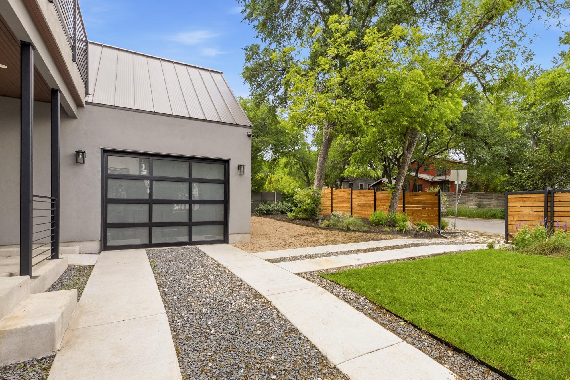 2300 Bluebonnet Ln Property Photo 4