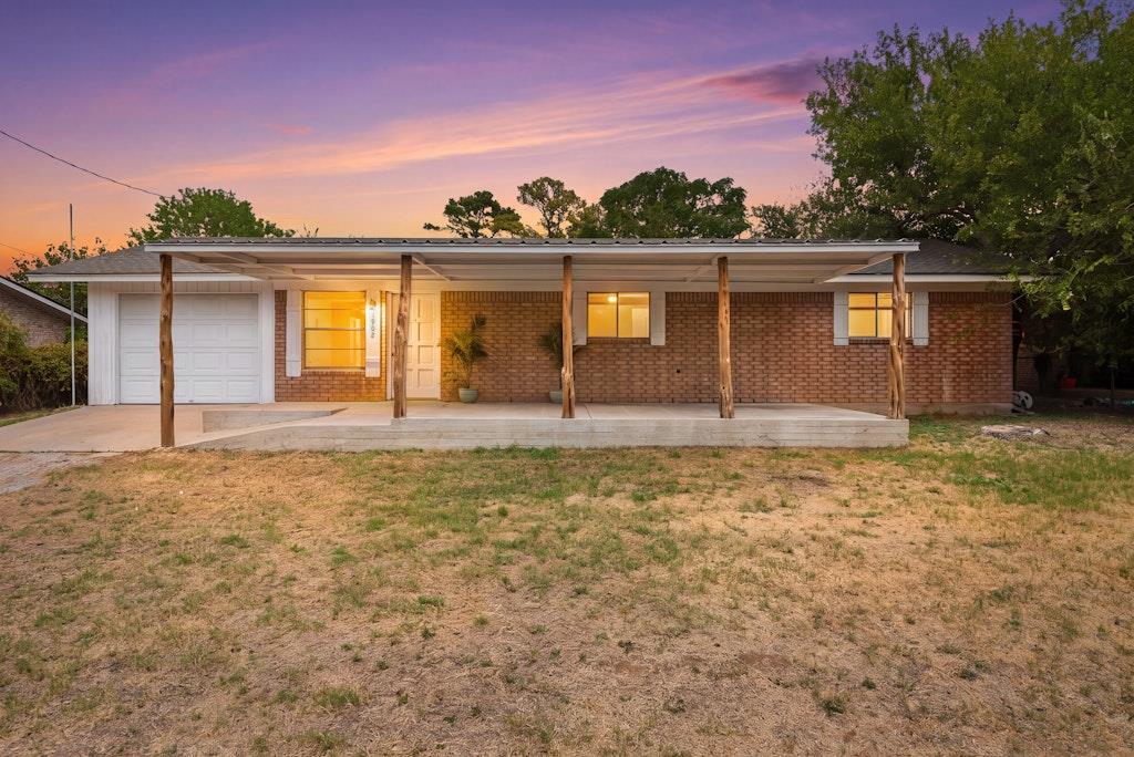 1902 Twin Oaks St Property Photo 1