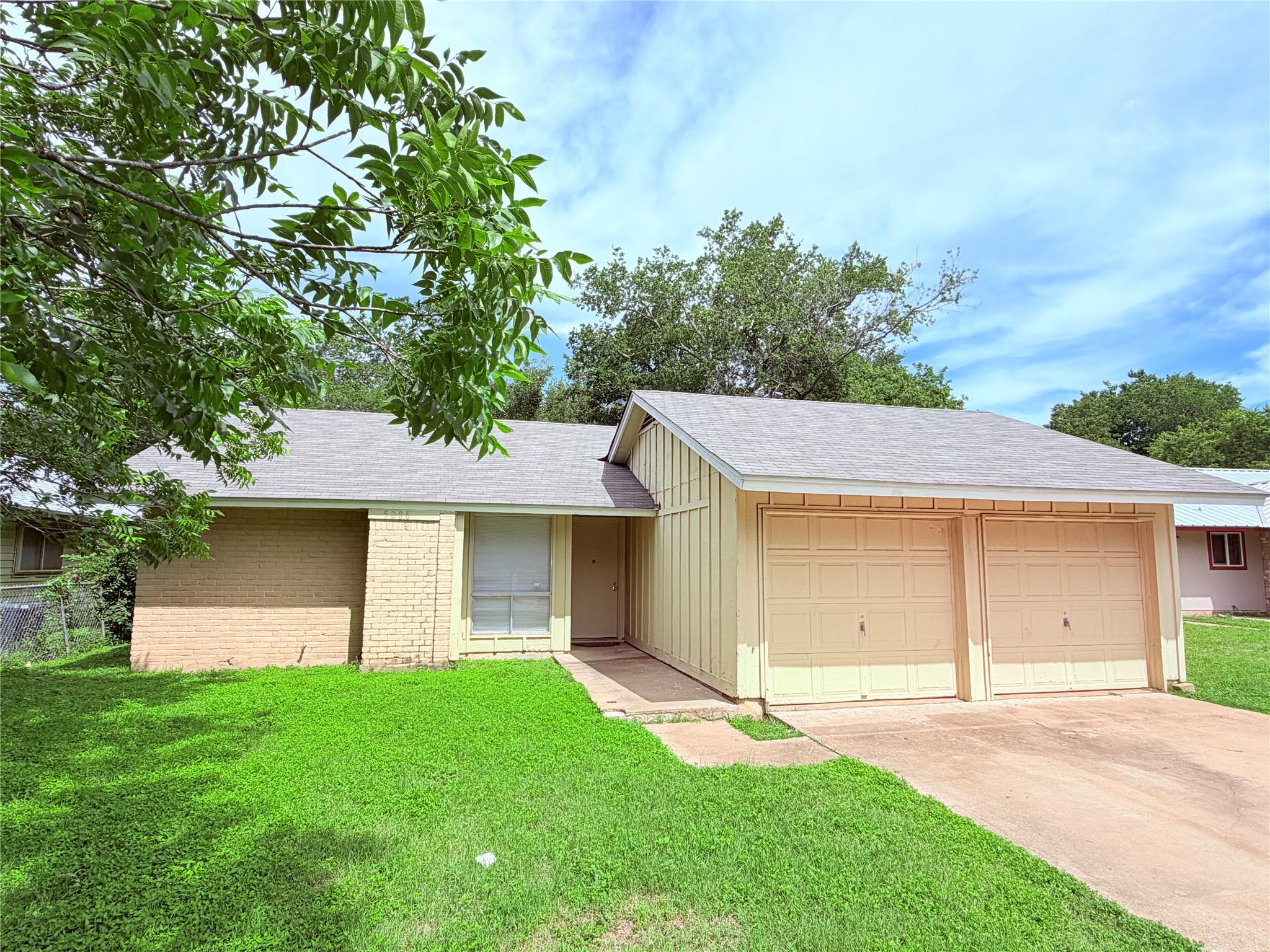 5206 Village Trl Property Photo 1