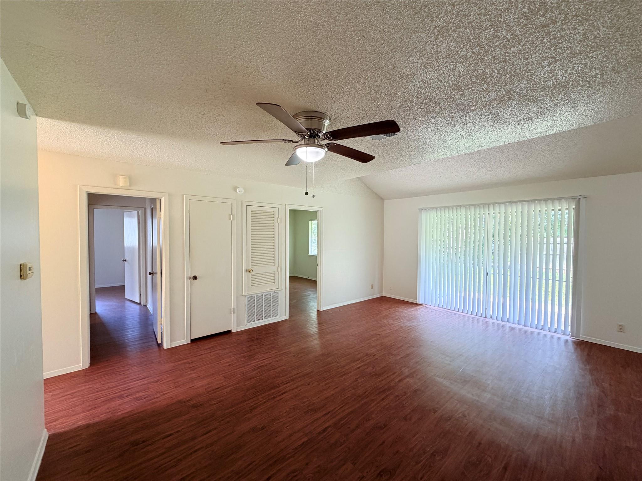 5206 Village Trl Property Photo 3