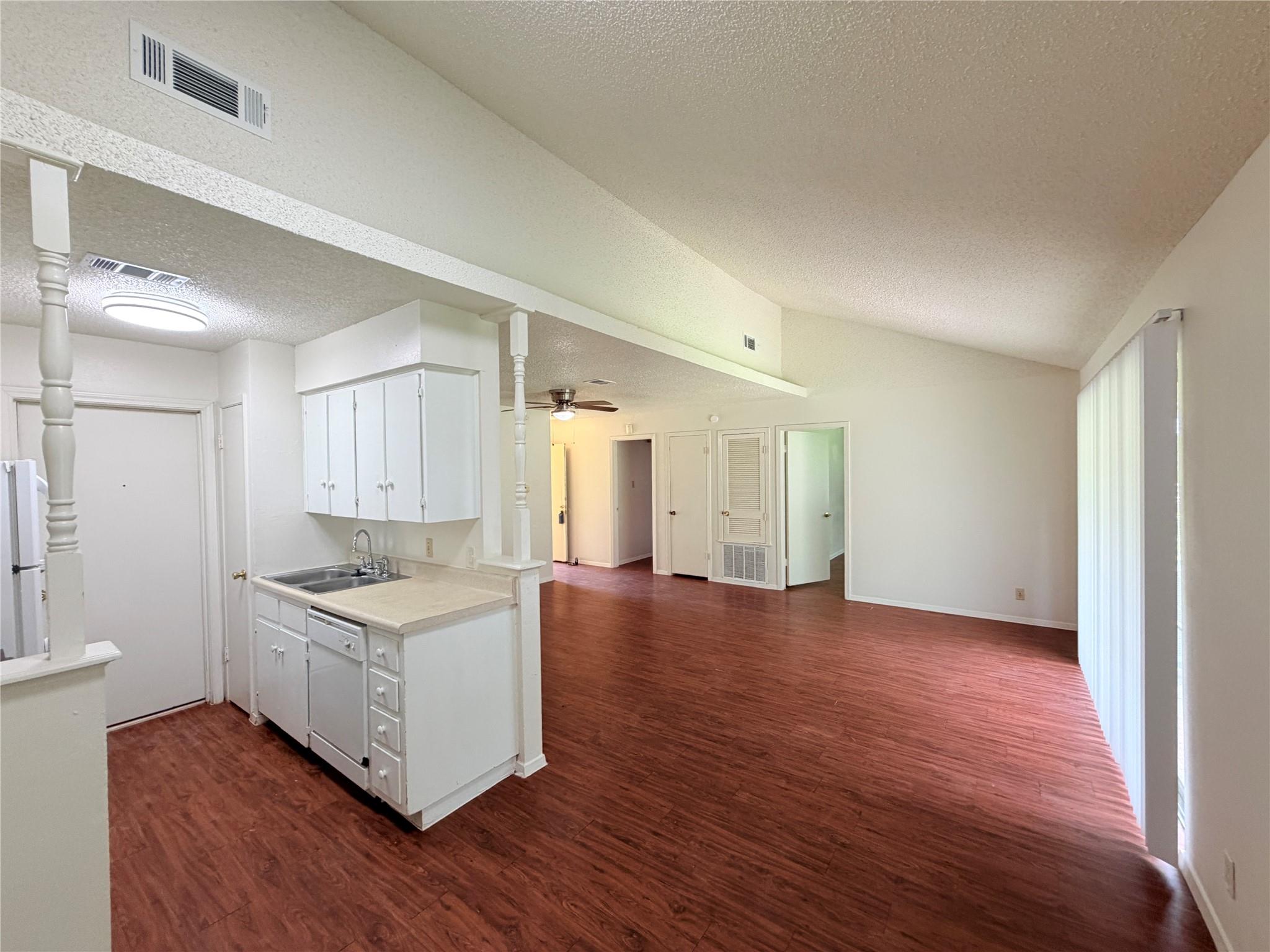 5206 Village Trl Property Photo 4