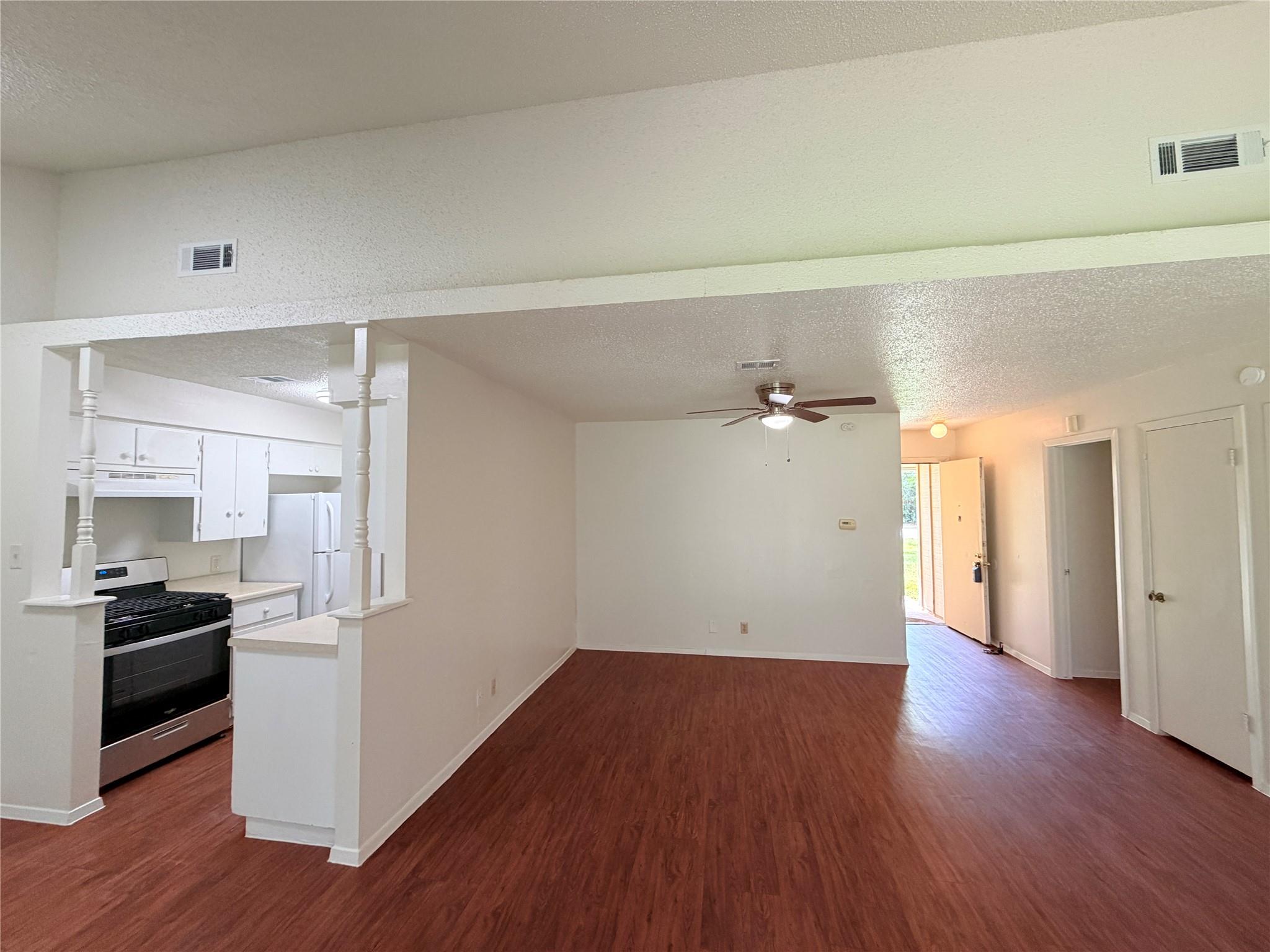 5206 Village Trl Property Photo 5