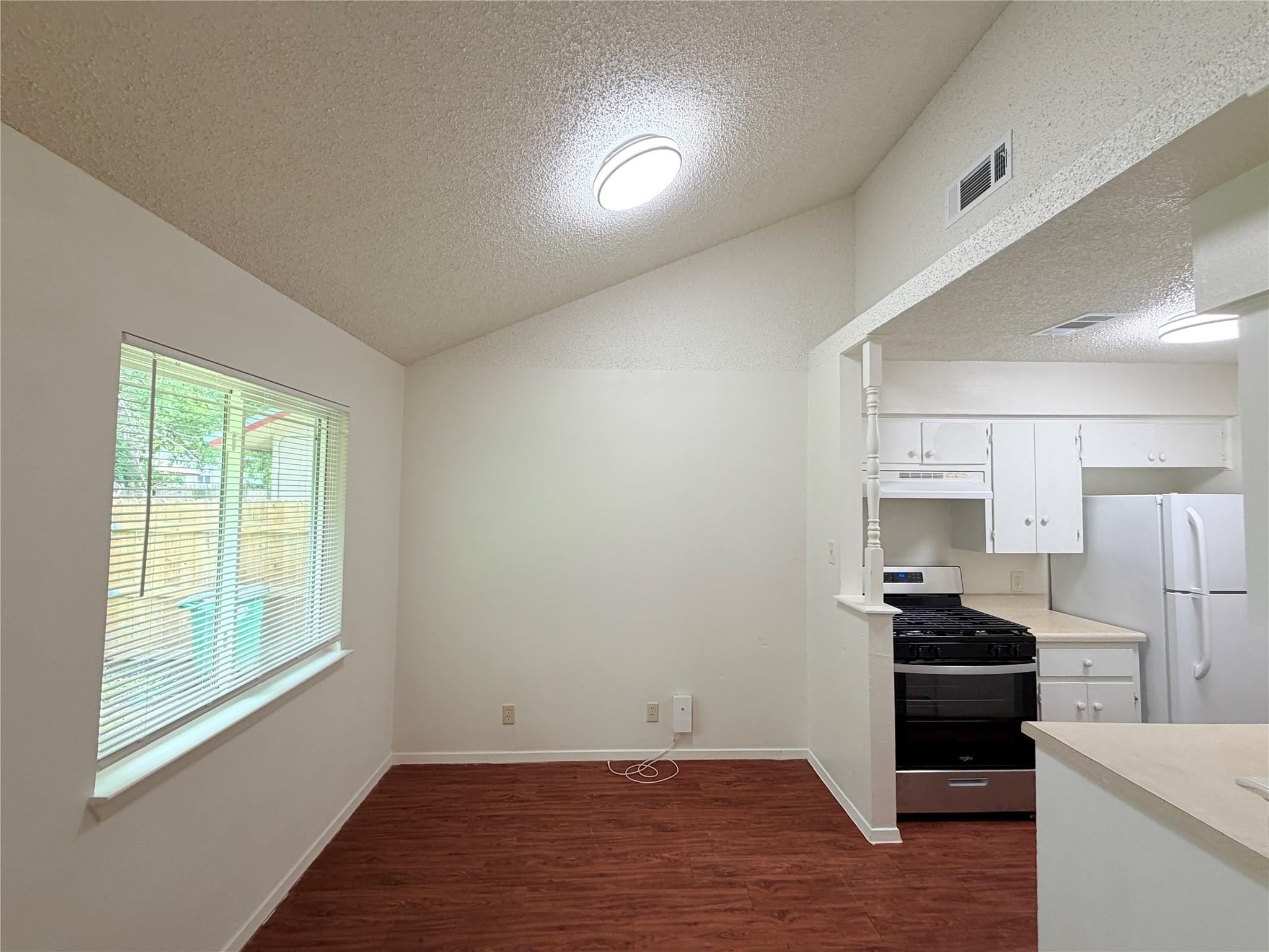 5206 Village Trl Property Photo 6