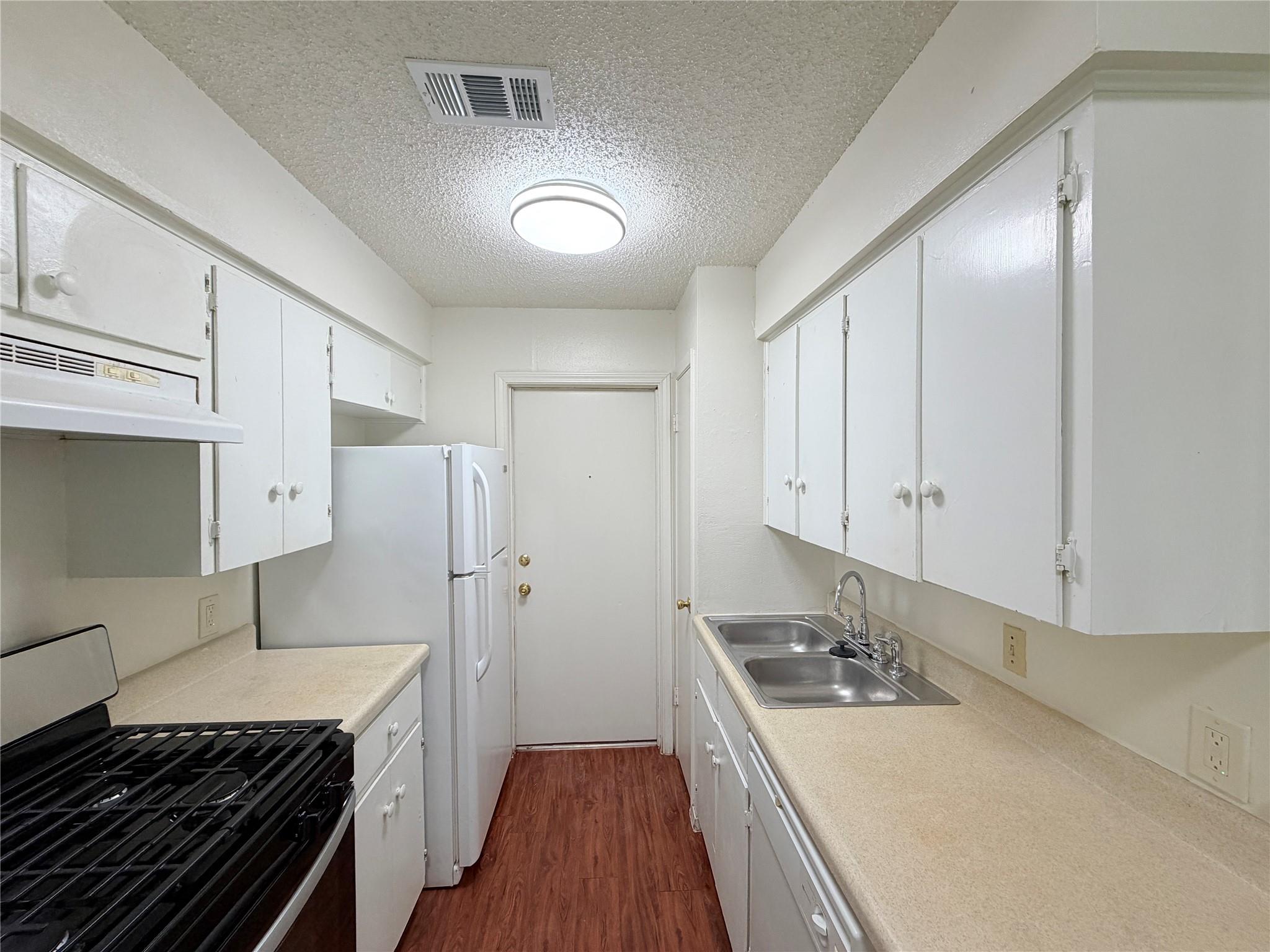 5206 Village Trl Property Photo 7
