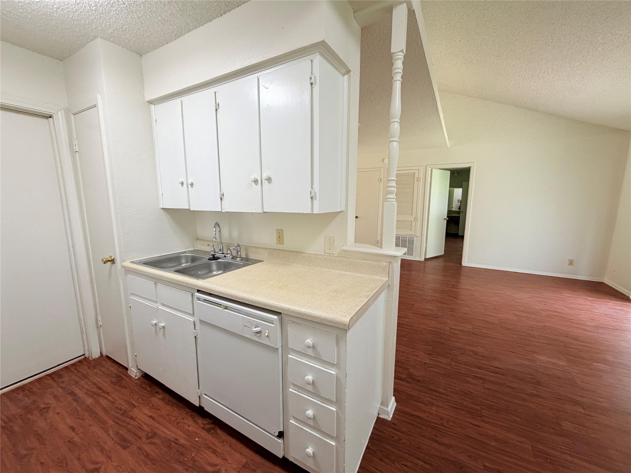 5206 Village Trl Property Photo 9