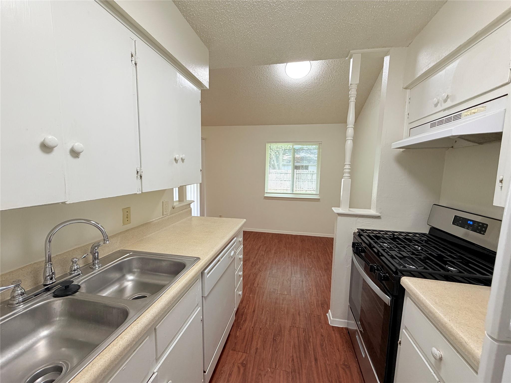5206 Village Trl Property Photo 10