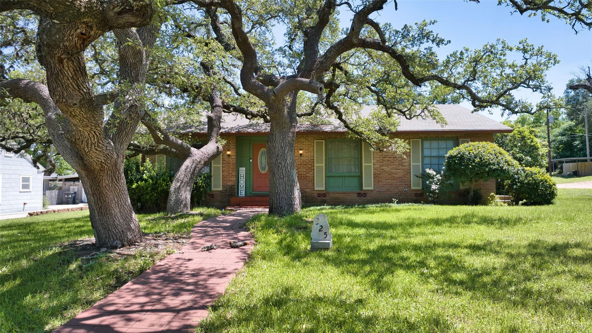 325 E Rainey St Property Photo 1