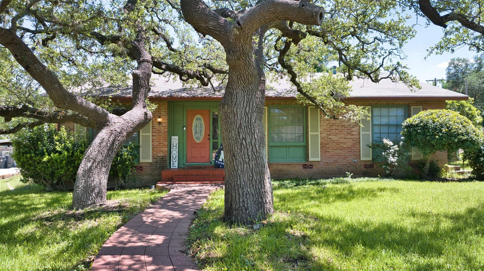 325 E Rainey St Property Photo 3