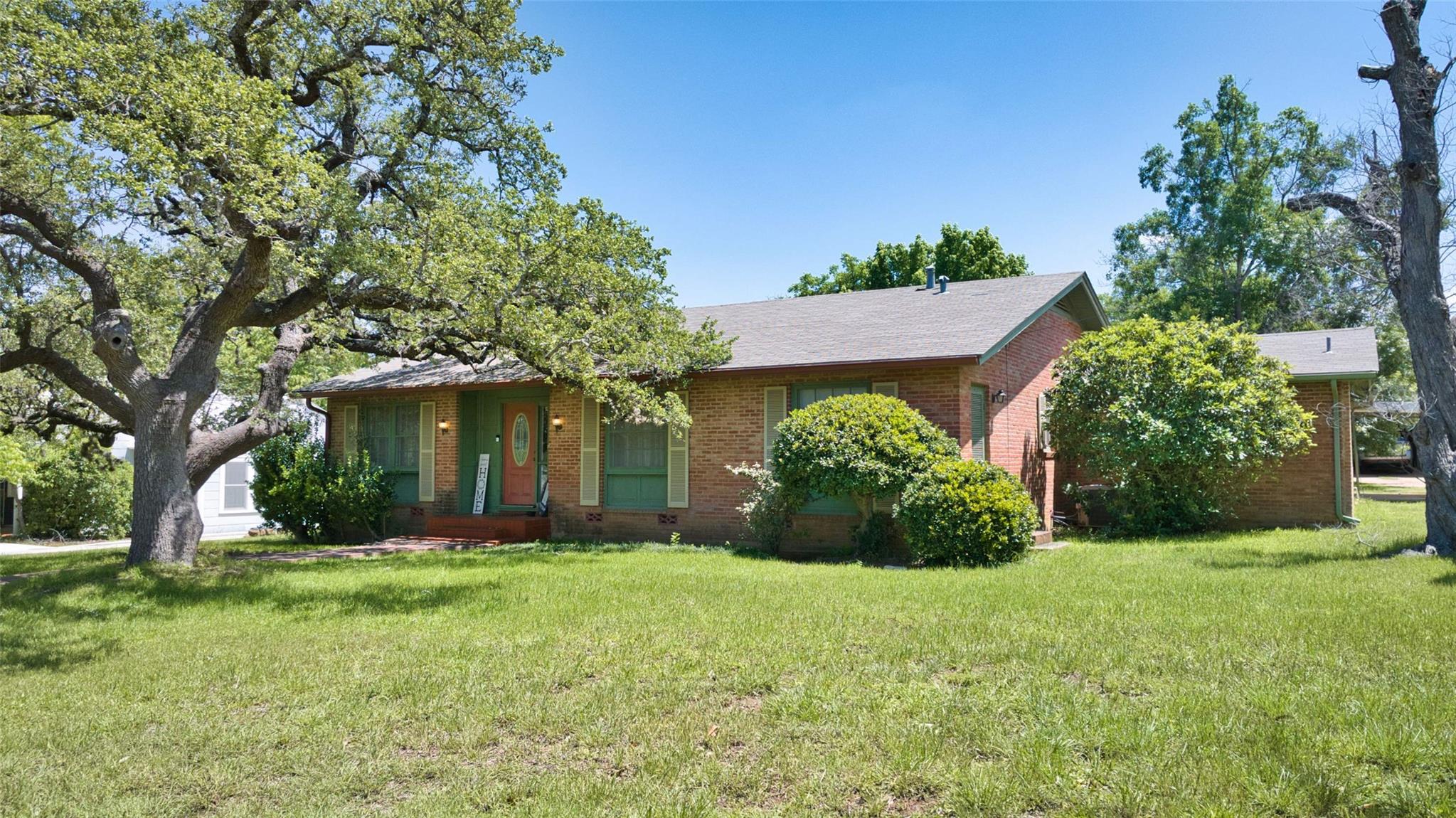 325 E Rainey St Property Photo 4