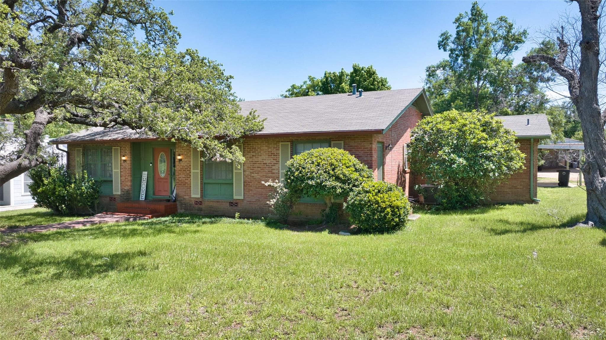 325 E Rainey St Property Photo 5