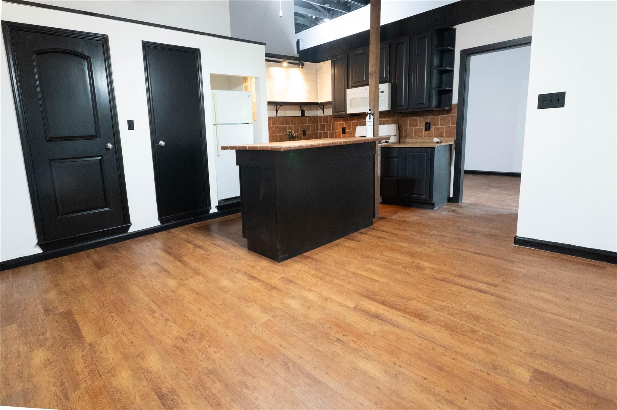 108 E Clark St Property Photo 6