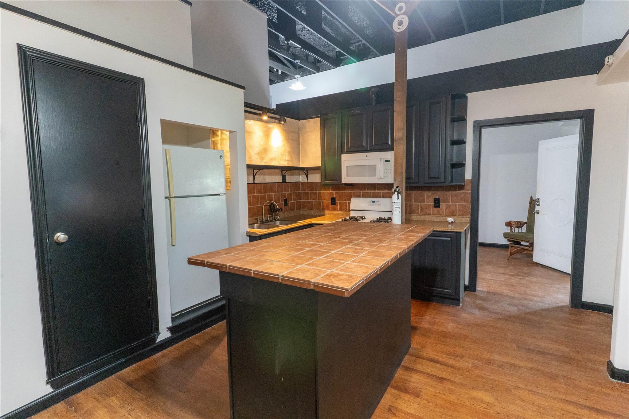 108 E Clark St Property Photo 7