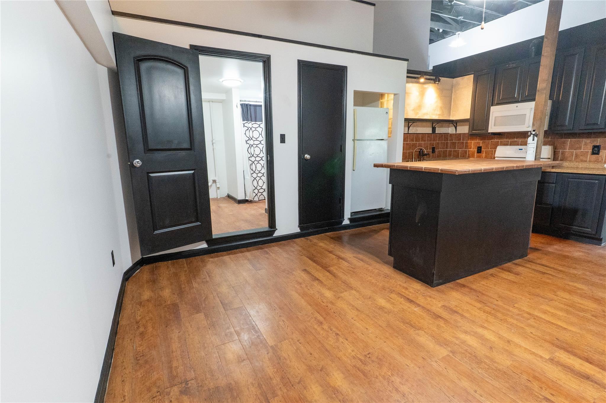 108 E Clark St Property Photo 9