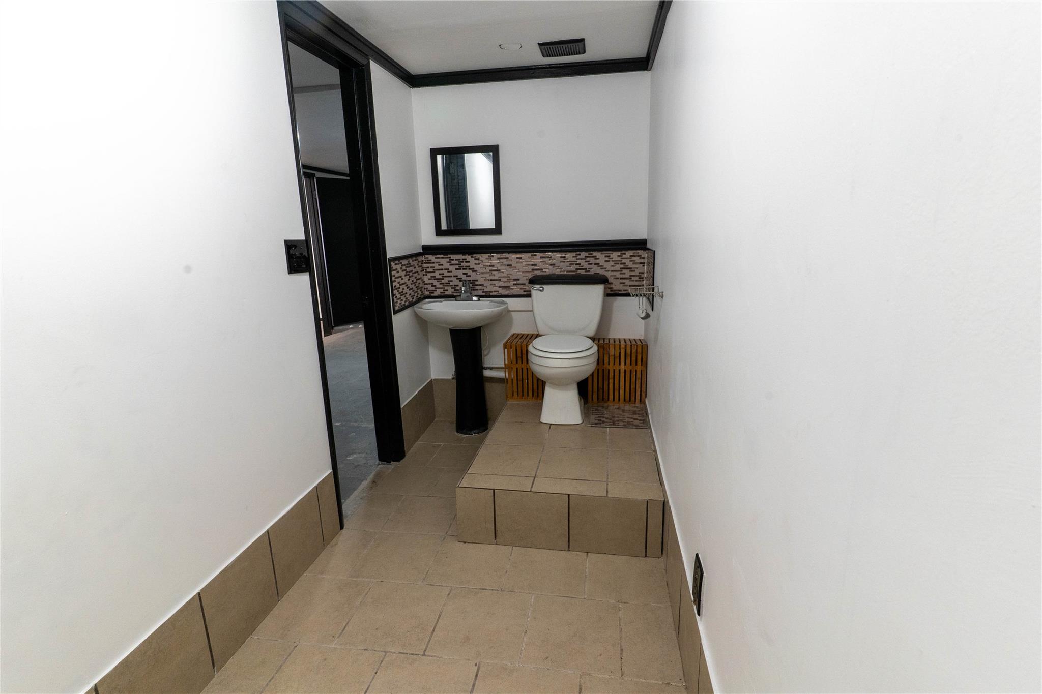 108 E Clark St Property Photo 27