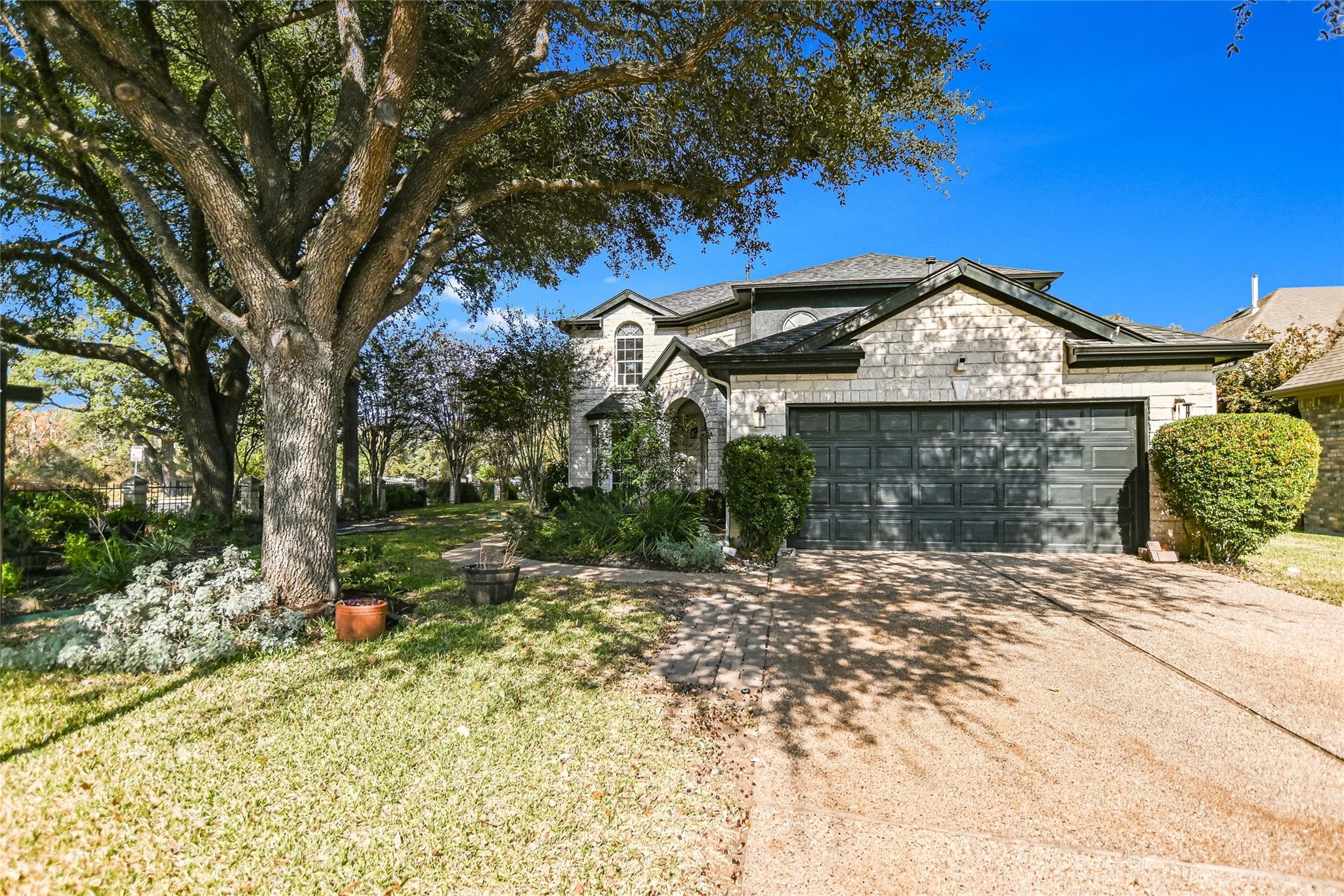 4700 Interlachen Ln Property Photo 2