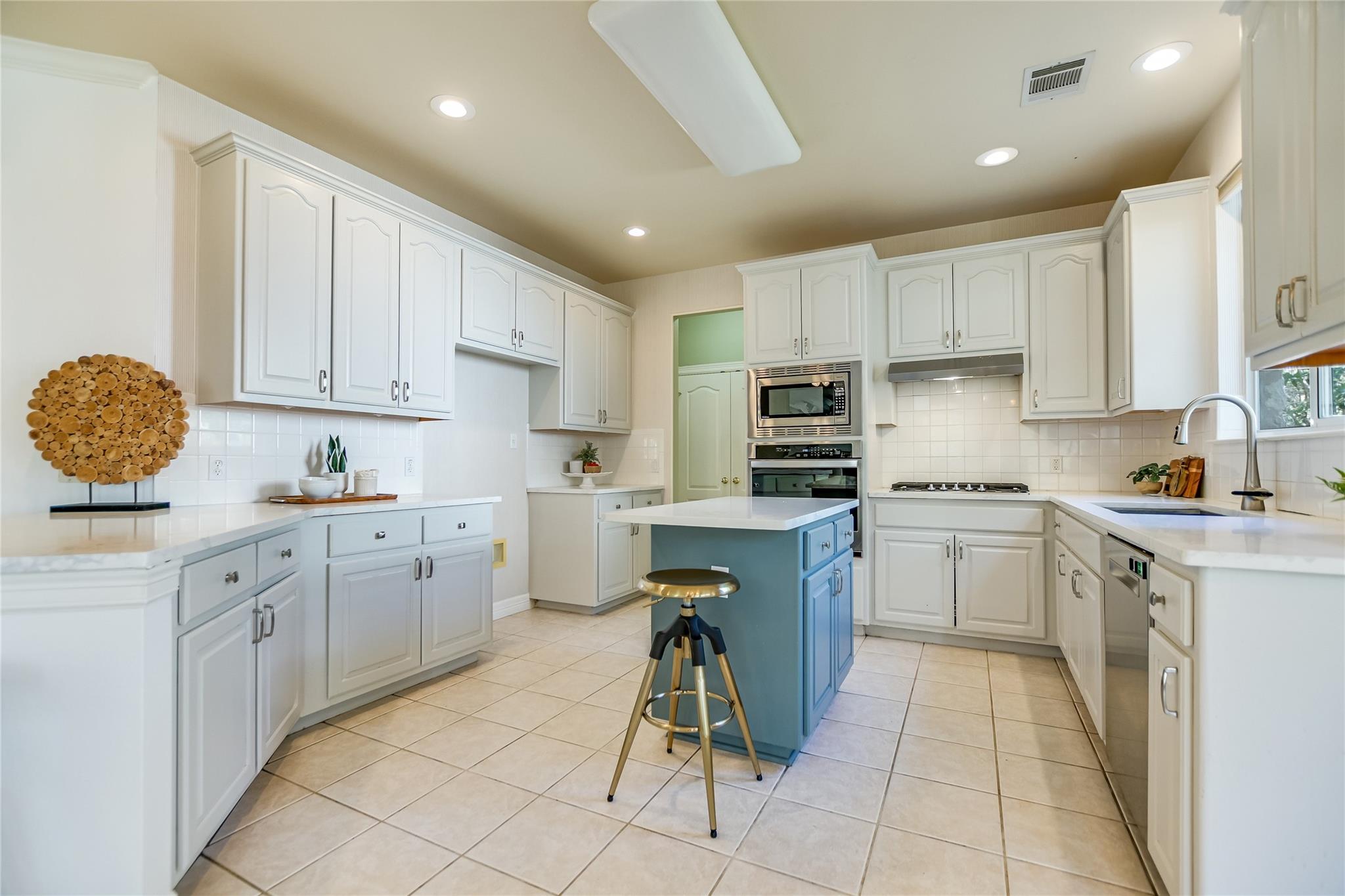 4700 Interlachen Ln Property Photo 6