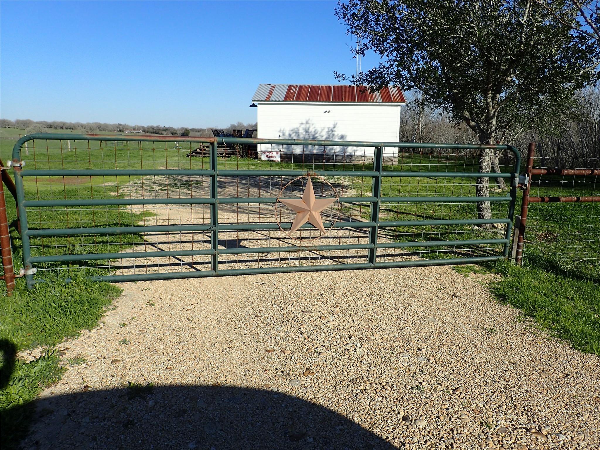 471 Fm 1296 Property Photo 5