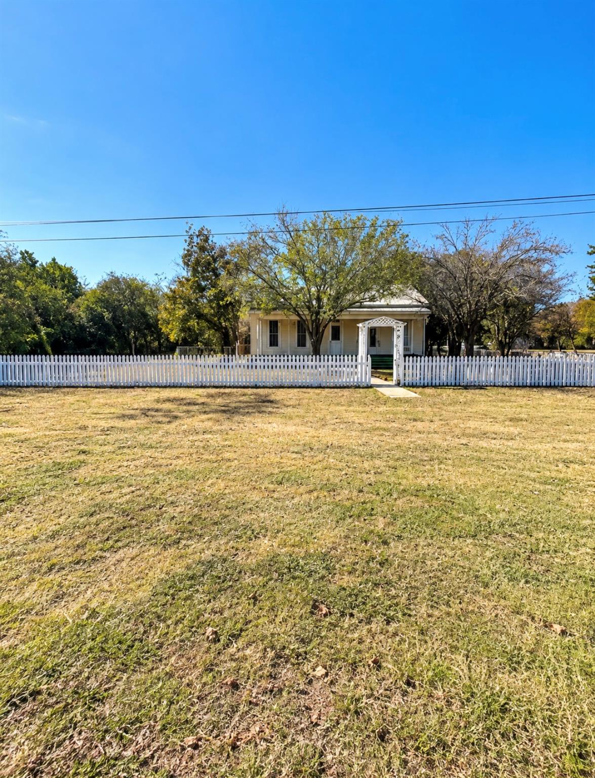 302 S Burleson St Property Photo 1