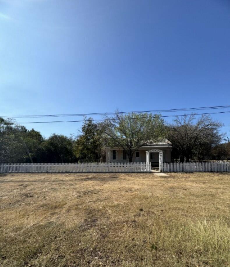 302 S Burleson St Property Photo 2