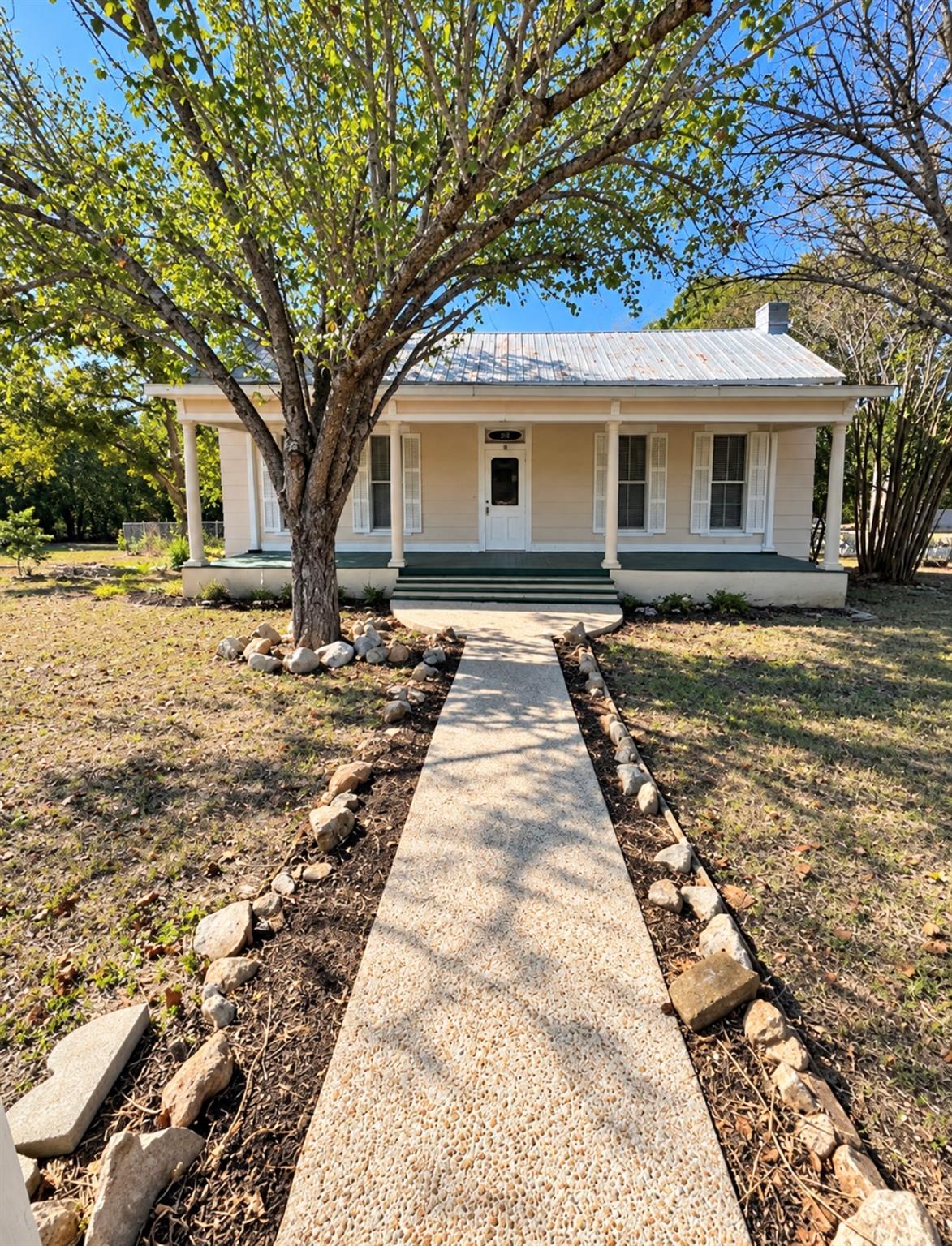 302 S Burleson St Property Photo 2