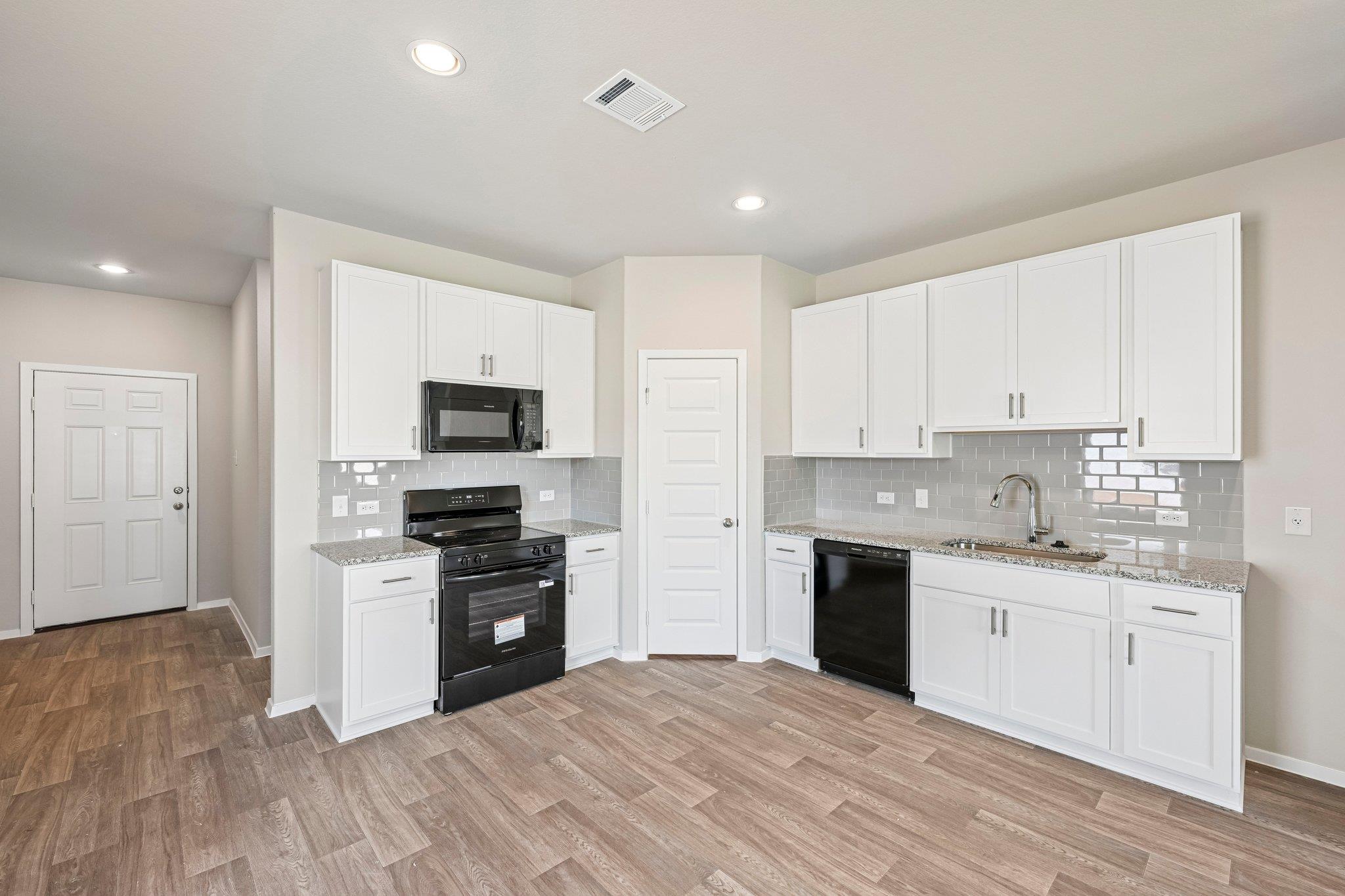 358 Golden Paint Trl Property Photo 6