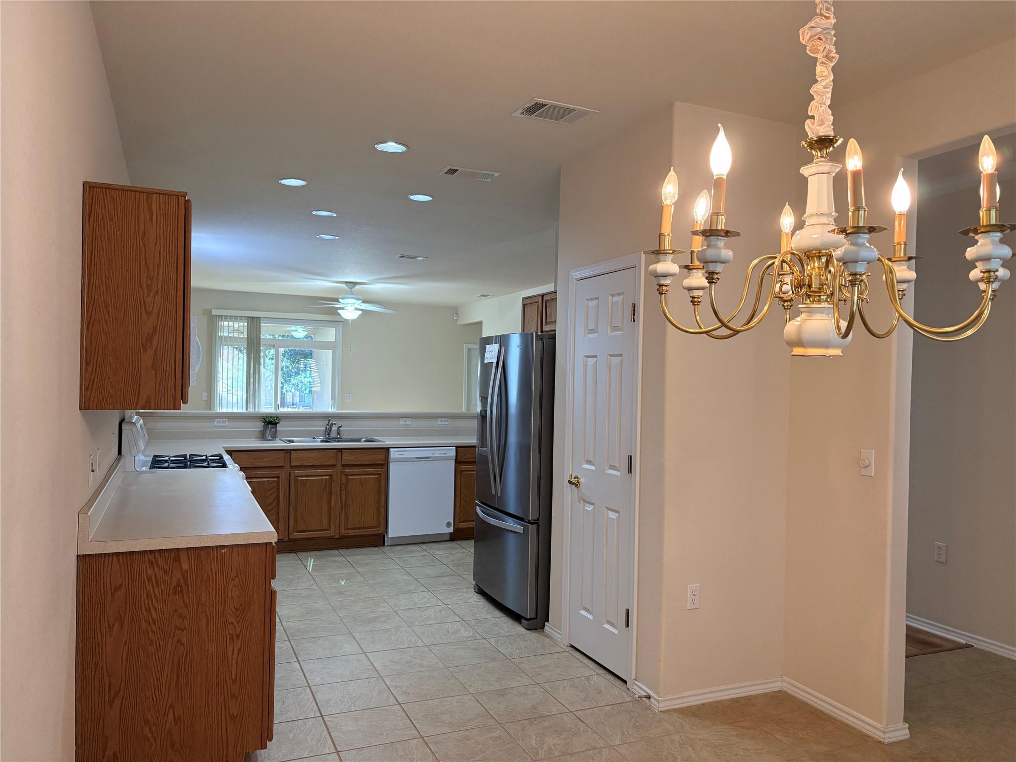 318 Crockett Loop Property Photo 9