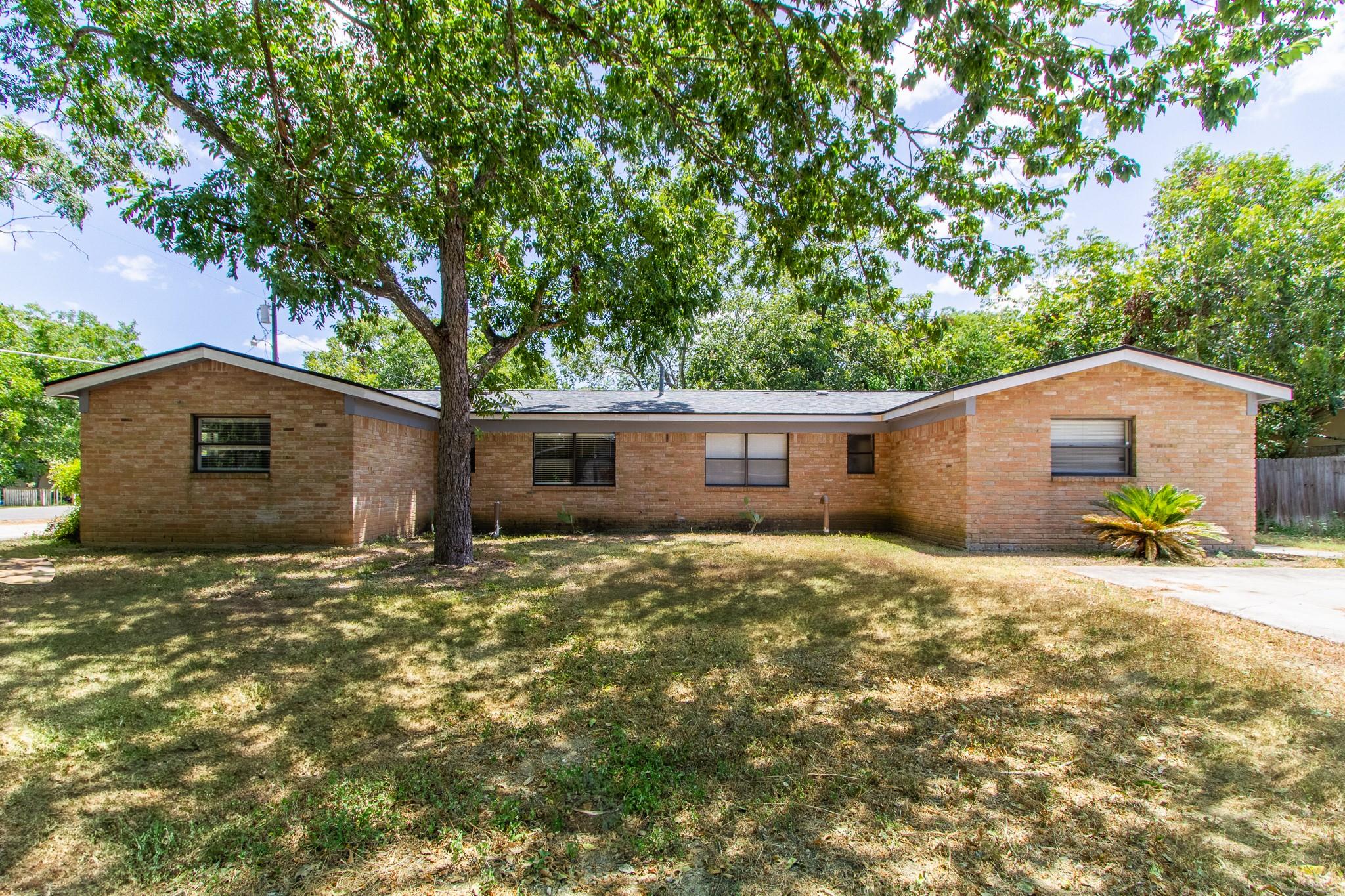 208 Hackberry St Property Photo 1
