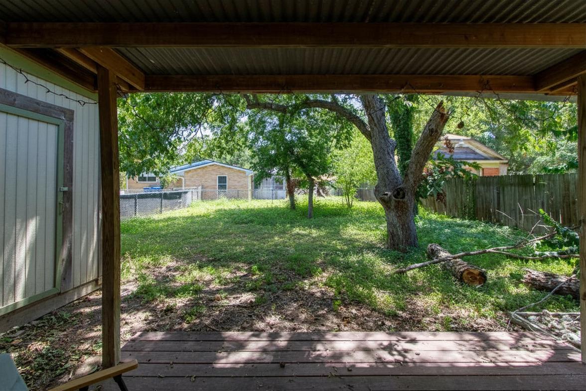208 Hackberry St Property Photo 16