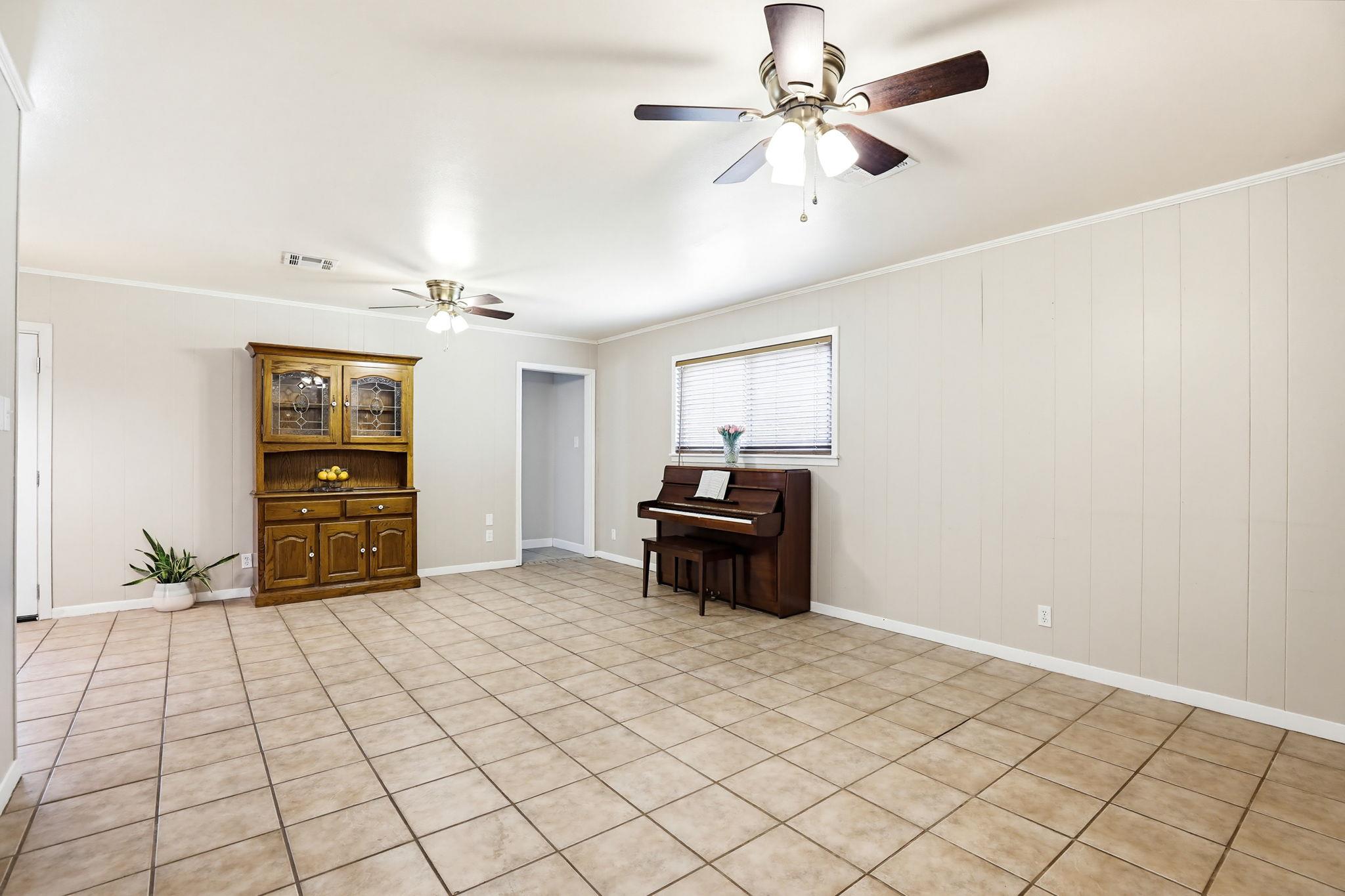 125 Glendale St Property Photo 4