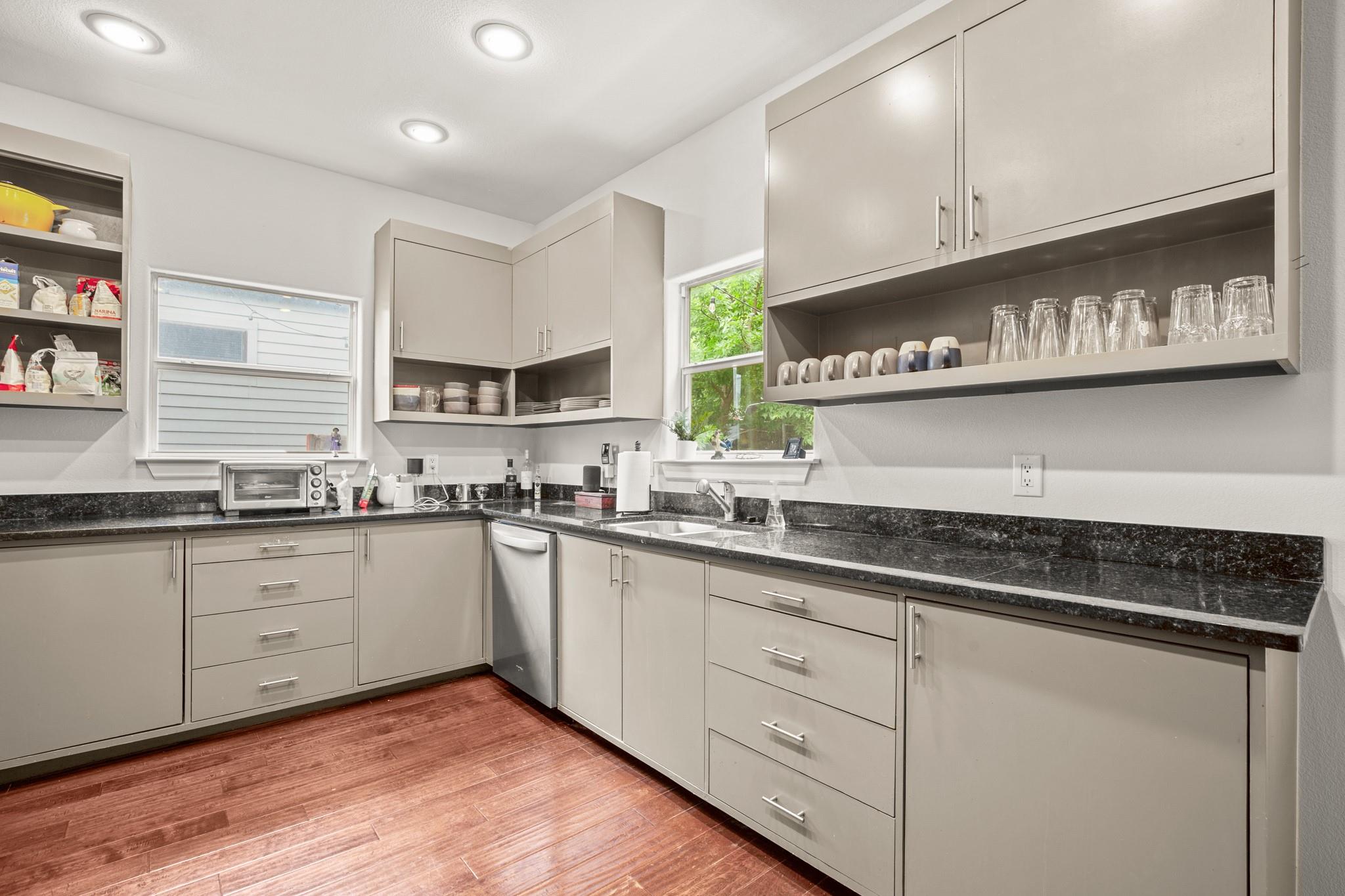 2111 E 8th St Property Photo 6