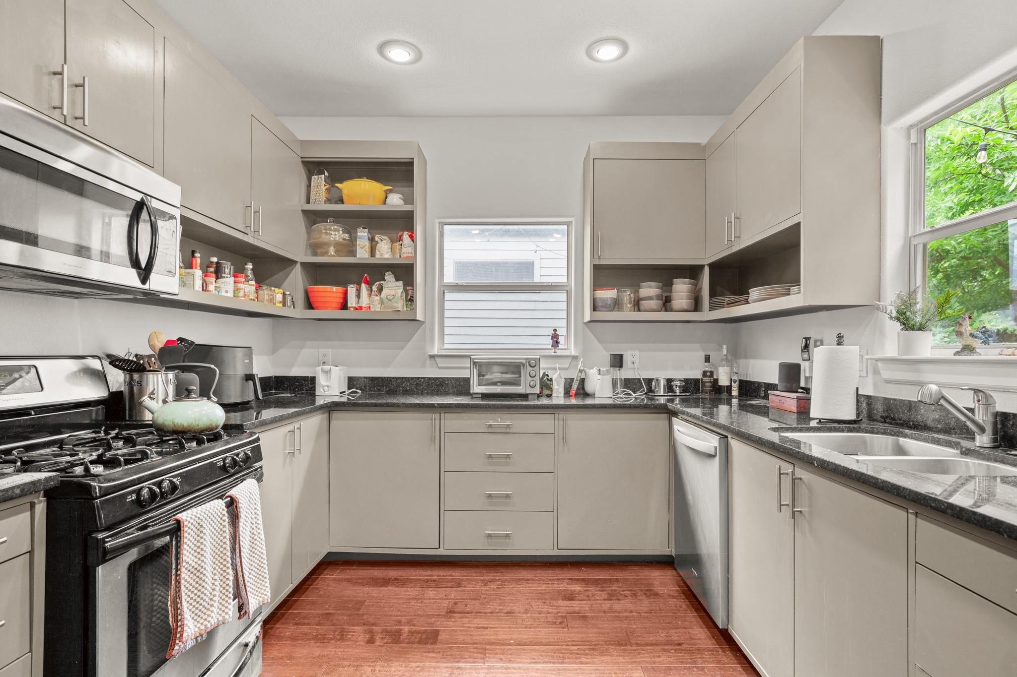 2111 E 8th St Property Photo 7