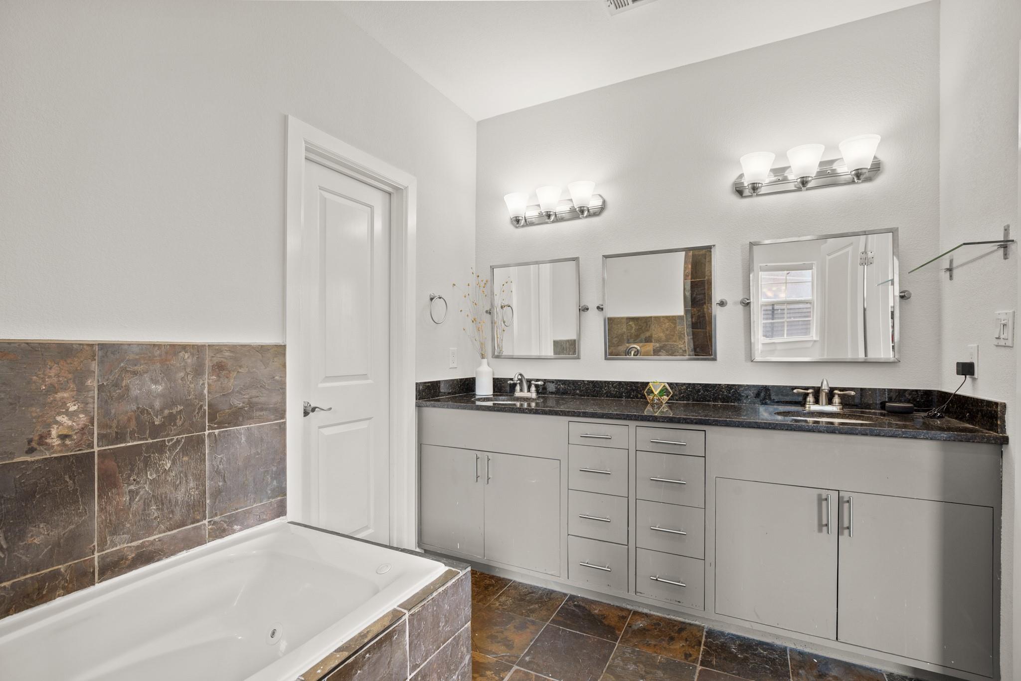 2111 E 8th St Property Photo 18