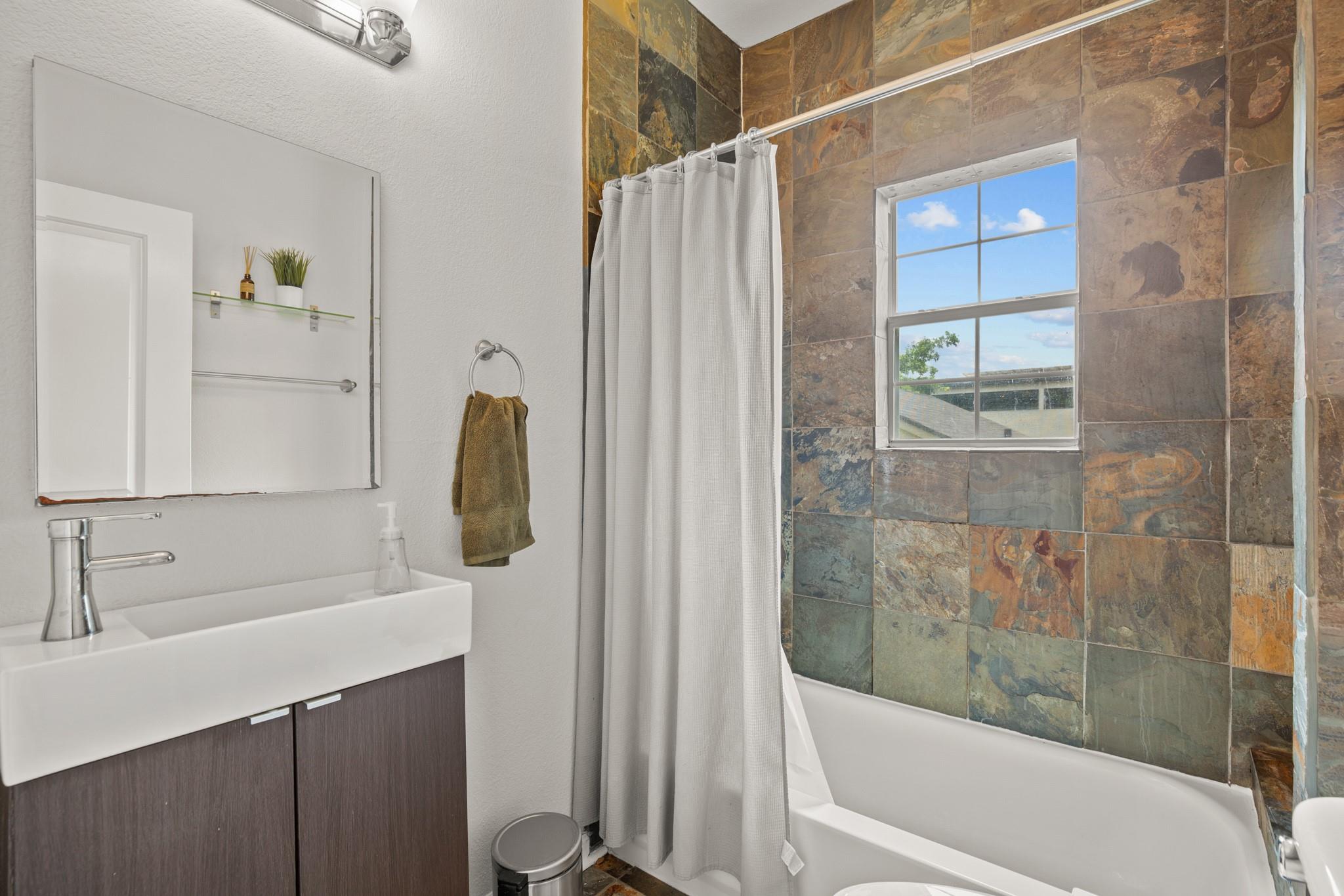 2111 E 8th St Property Photo 20