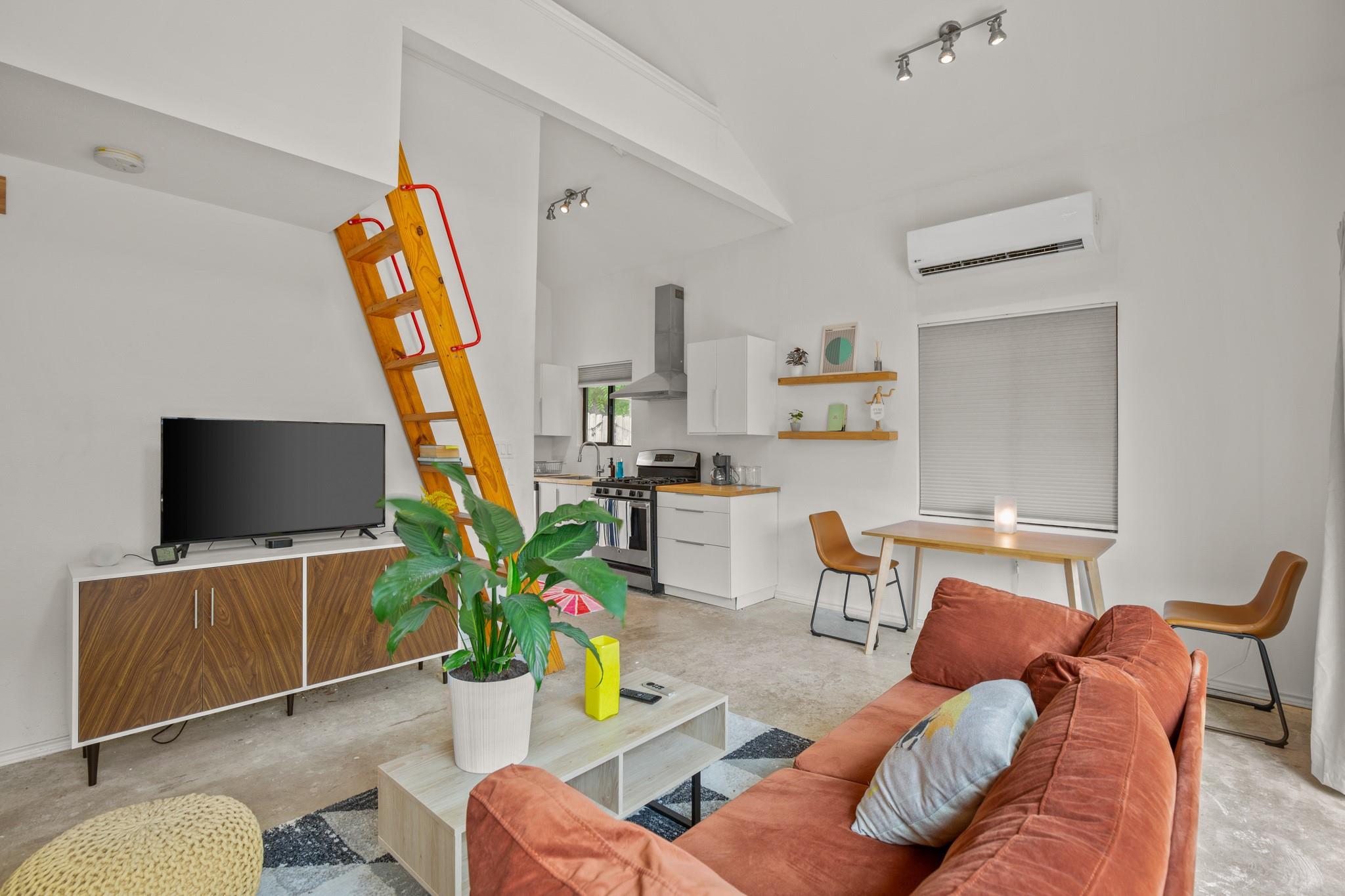 2111 E 8th St Property Photo 30