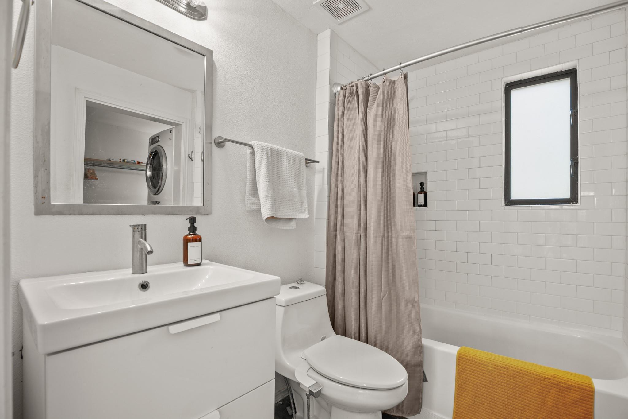 2111 E 8th St Property Photo 33