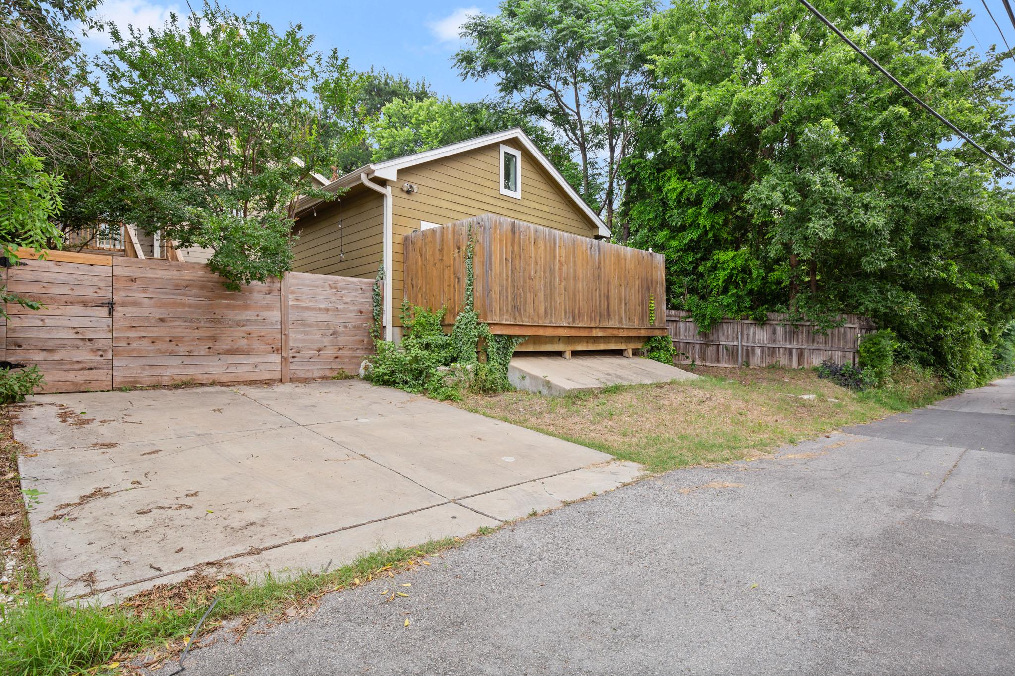 2111 E 8th St Property Photo 36