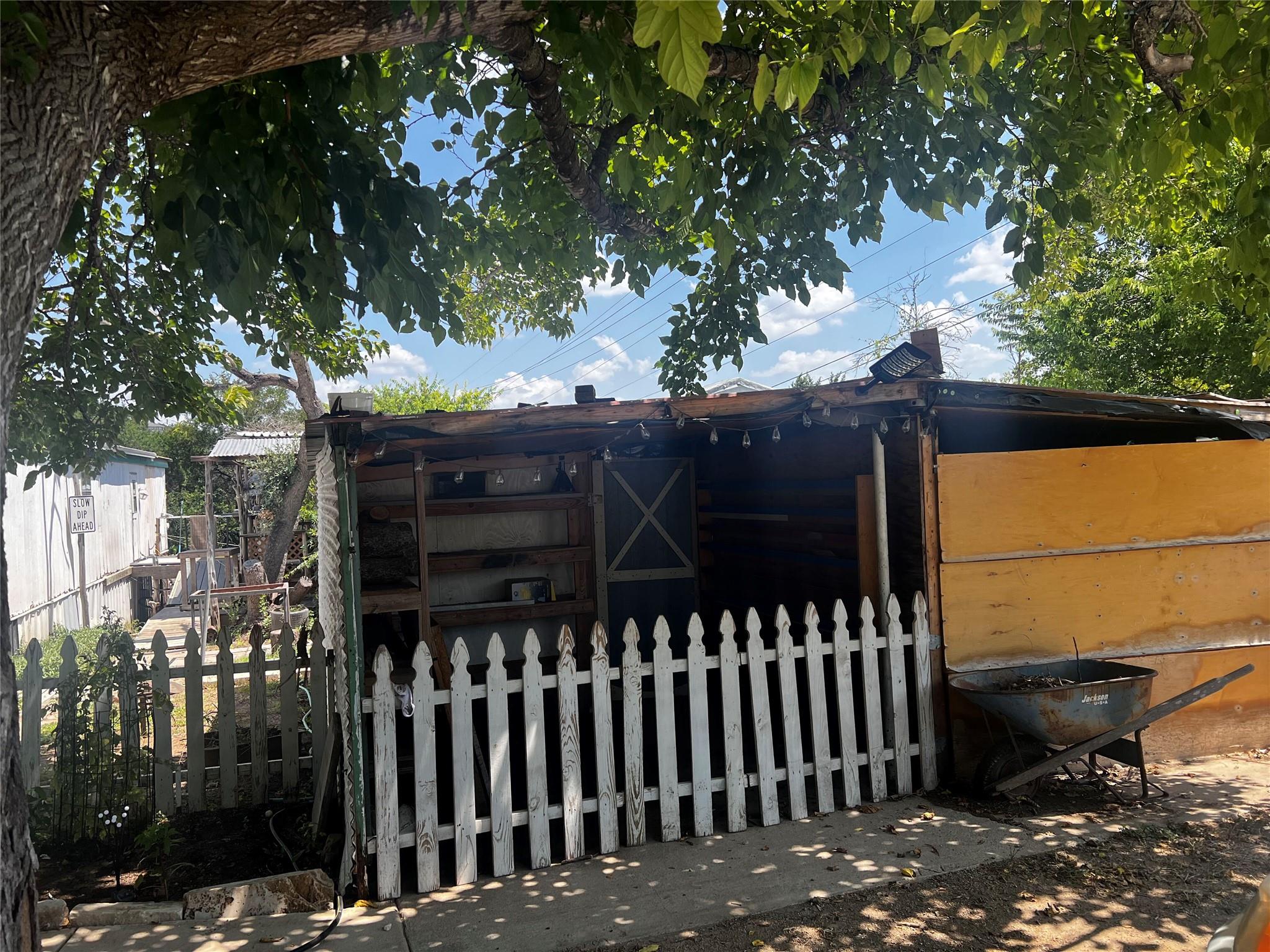7107 Cowpoke Trl Property Photo 1