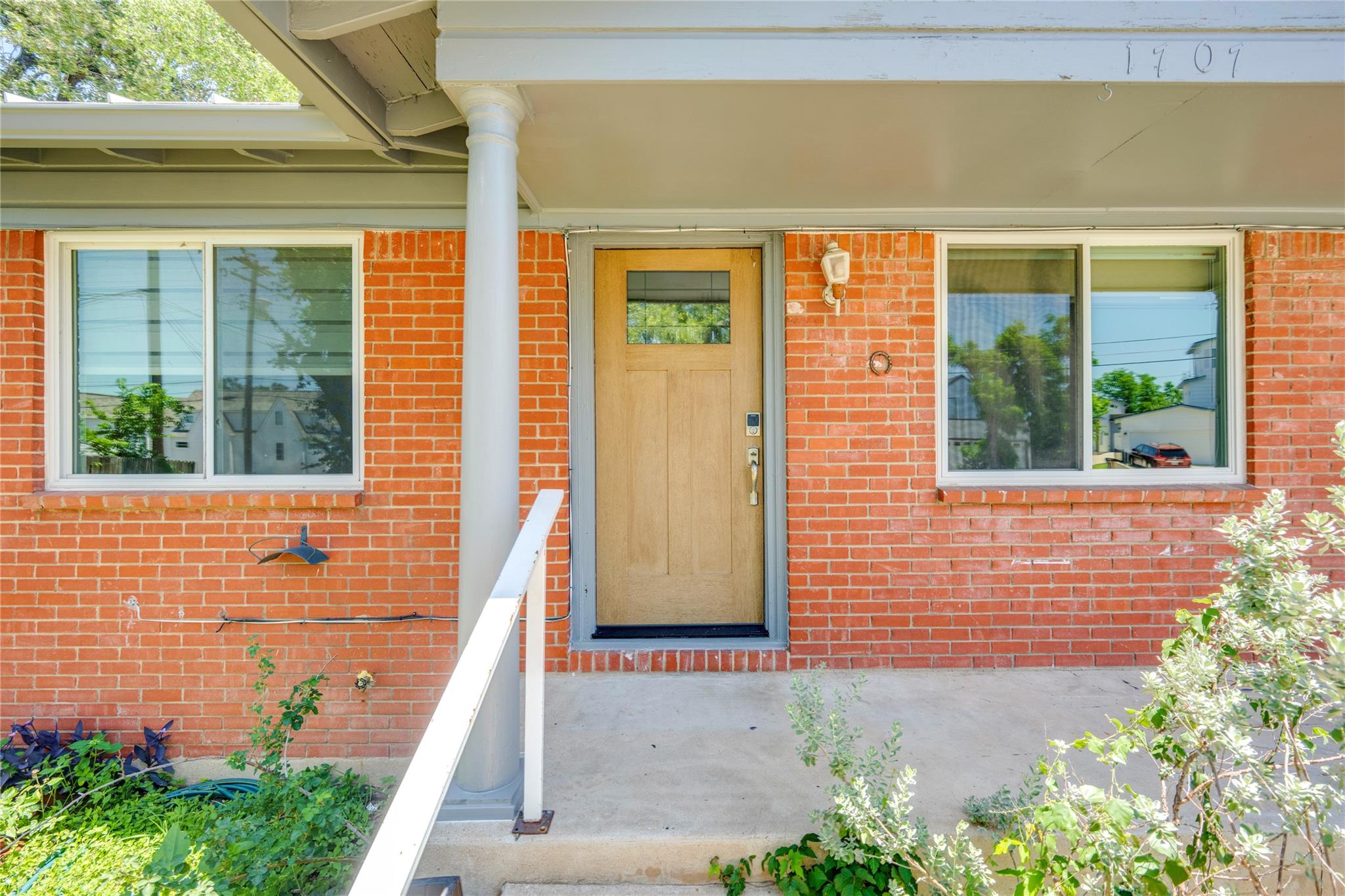 1707 Overhill Dr Property Photo 3