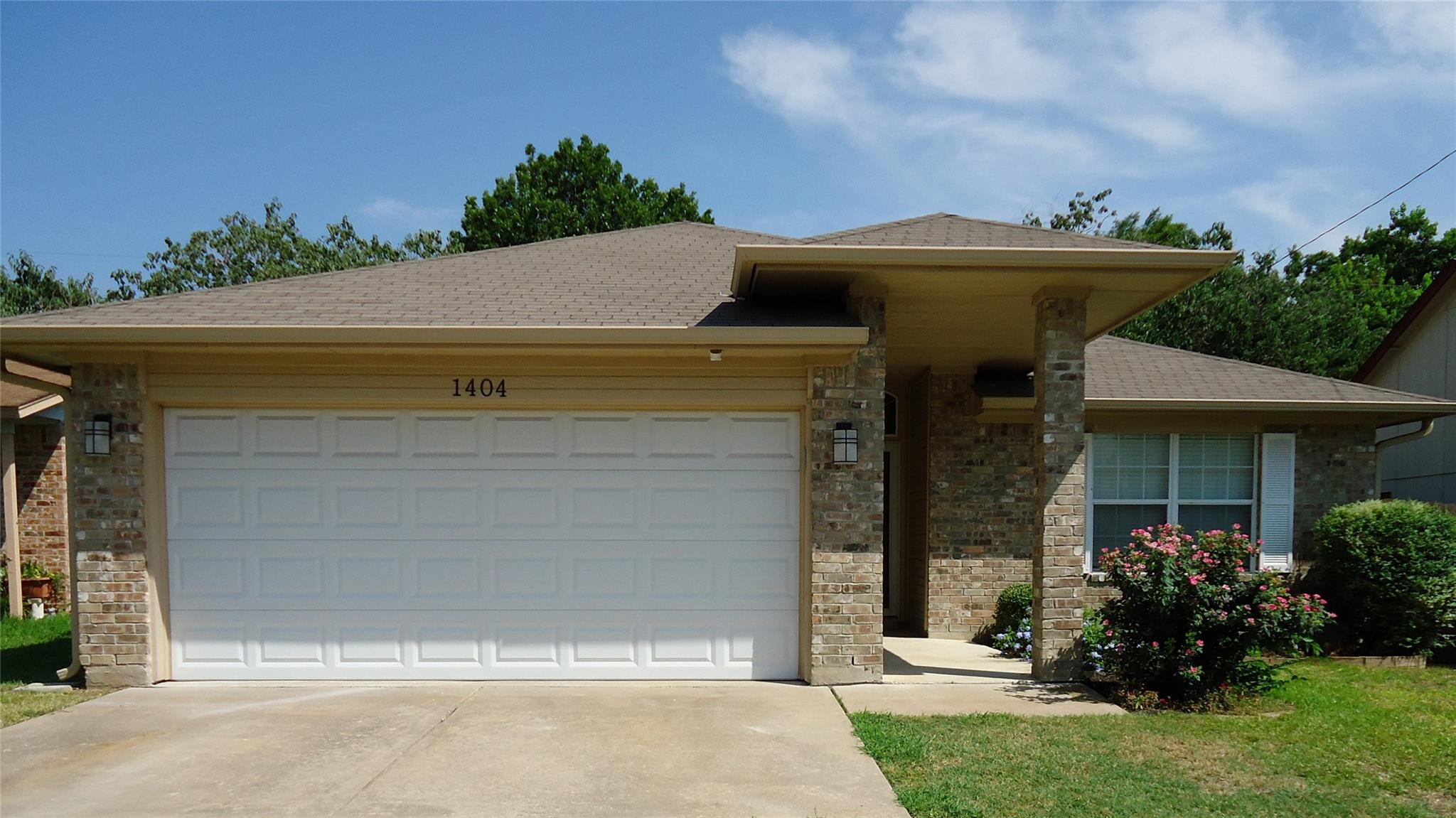 1404 Peachtree Valley Dr Property Photo 2
