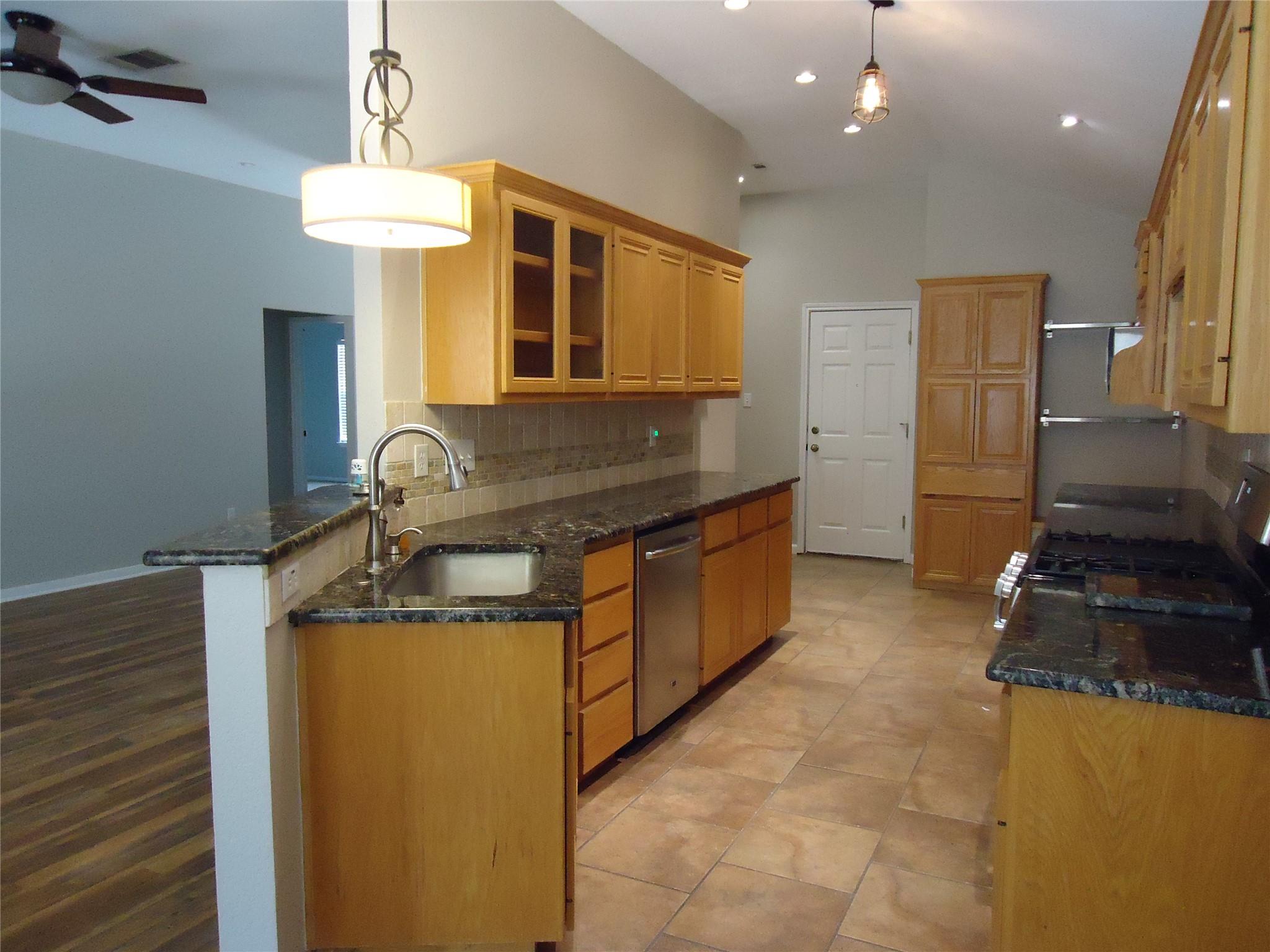 1404 Peachtree Valley Dr Property Photo 6