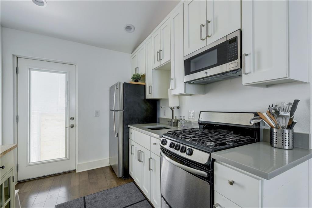 1126 1/2 Chicon St #2 Property Photo 4