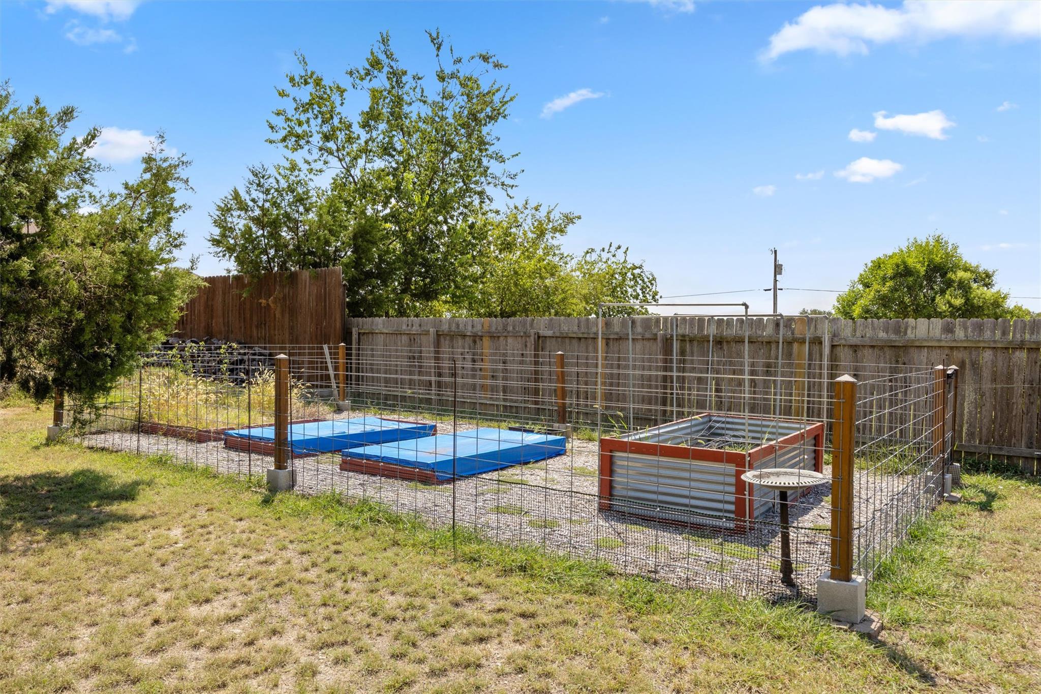 208 Dawn Dr Property Photo 29