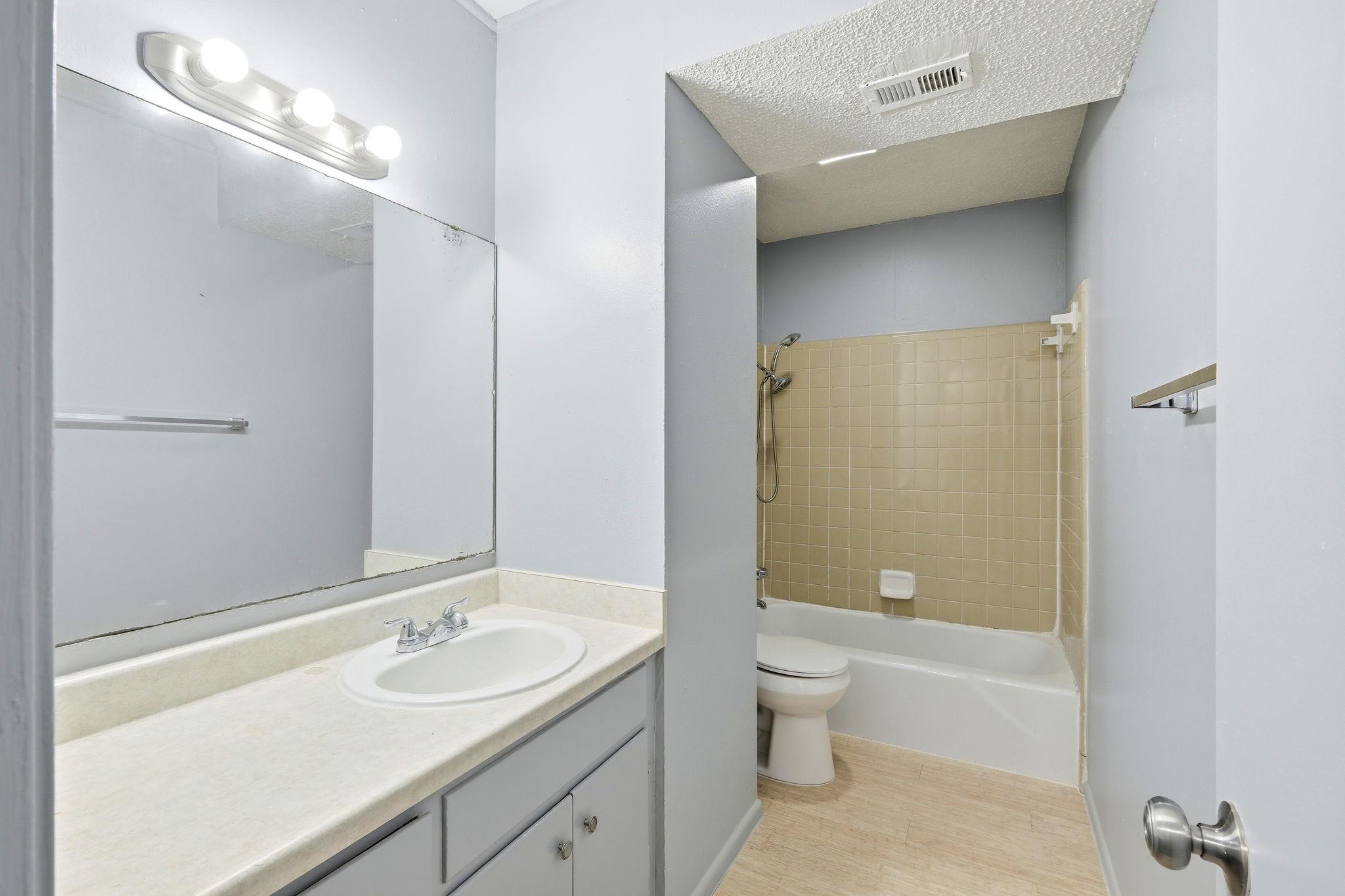 2319 Greenfield Pkwy #105 Property Photo 14
