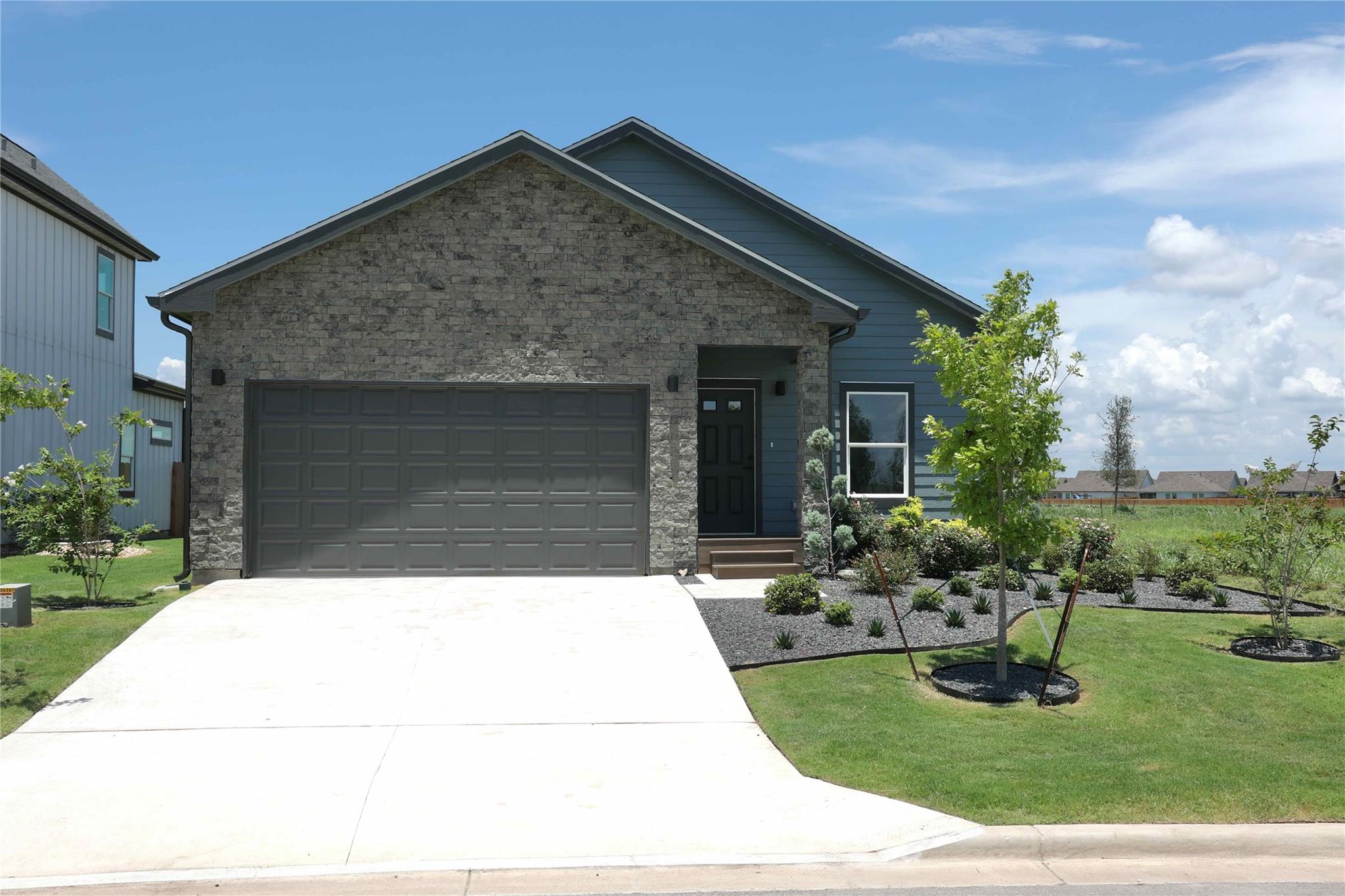2015 Applewood Dr Property Photo 1
