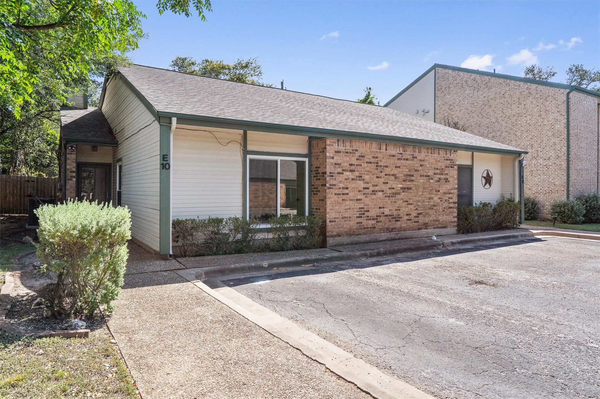 6501 Columbia Oaks Ct #10 Property Photo 4