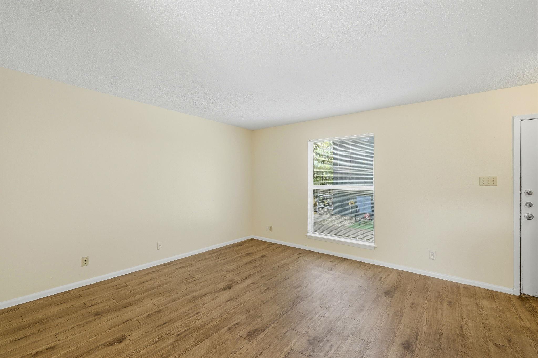 2319 Greenfield Pkwy #103 Property Photo 6