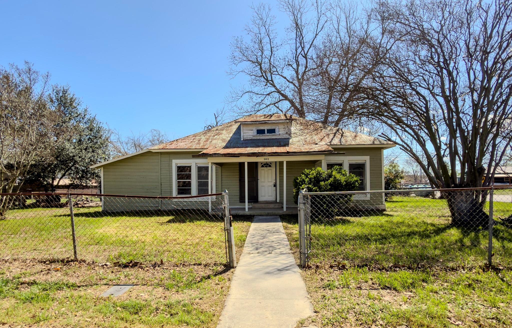 302 E Crockett St Property Photo 1