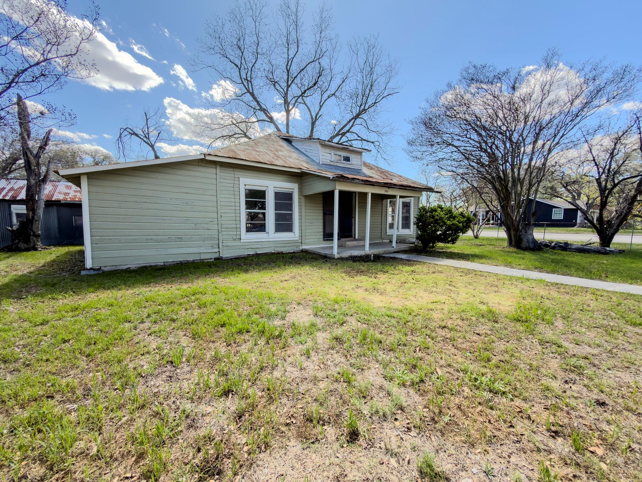 302 E Crockett St Property Photo 2