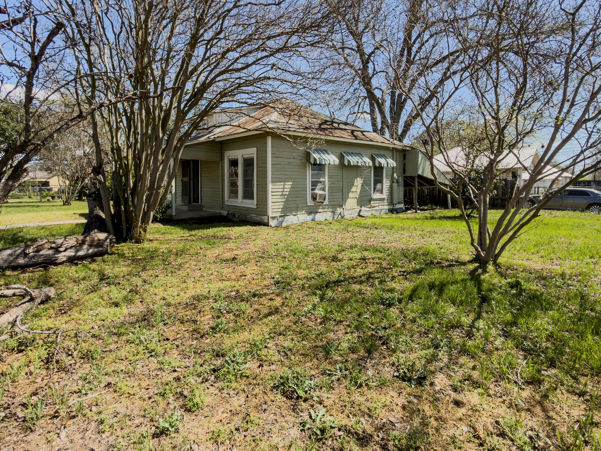 302 E Crockett St Property Photo 3